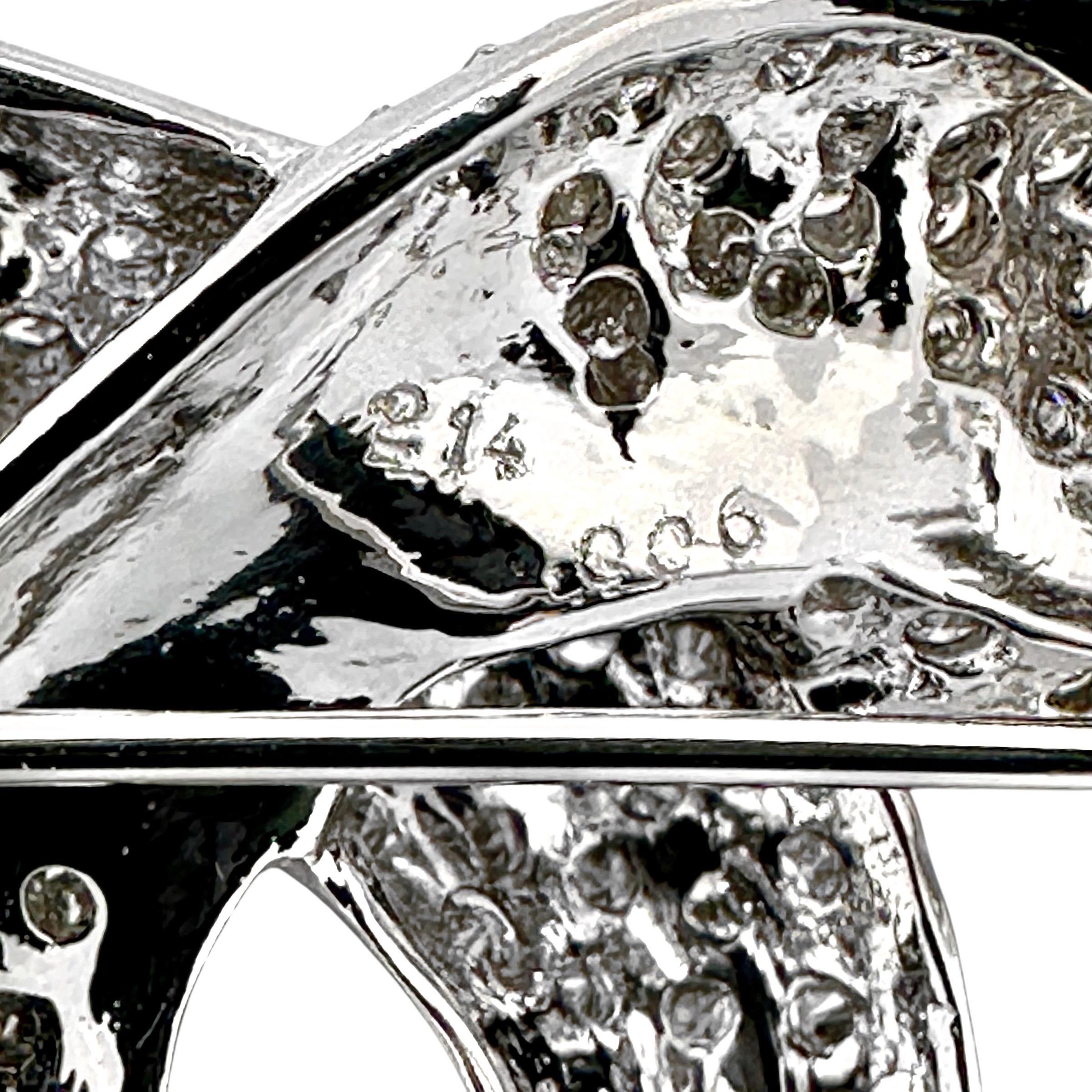 Captivant broche double chat incrustée de diamants en or blanc 18 carats avec yeux en rubis Unisexe en vente
