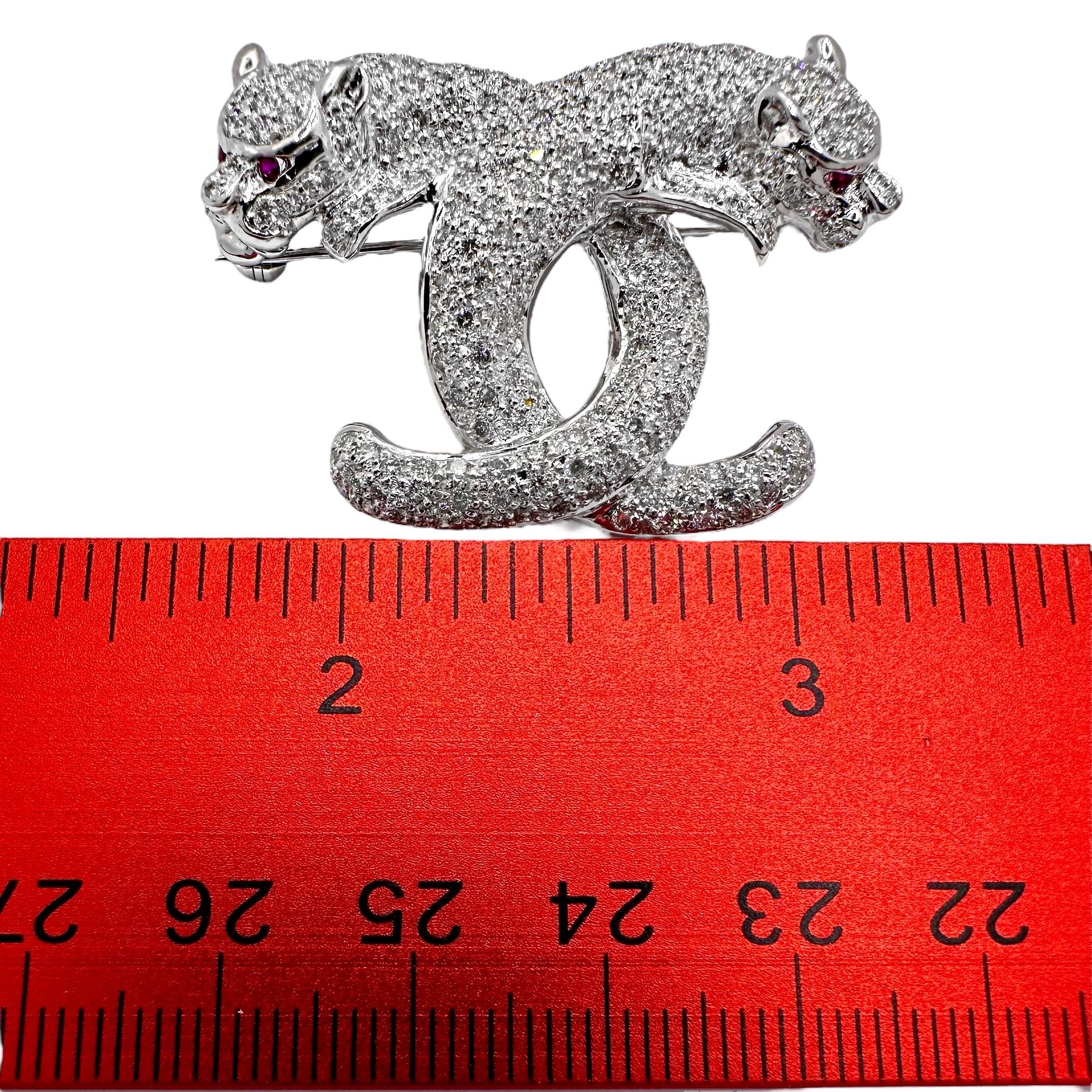 Captivant broche double chat incrustée de diamants en or blanc 18 carats avec yeux en rubis en vente 1