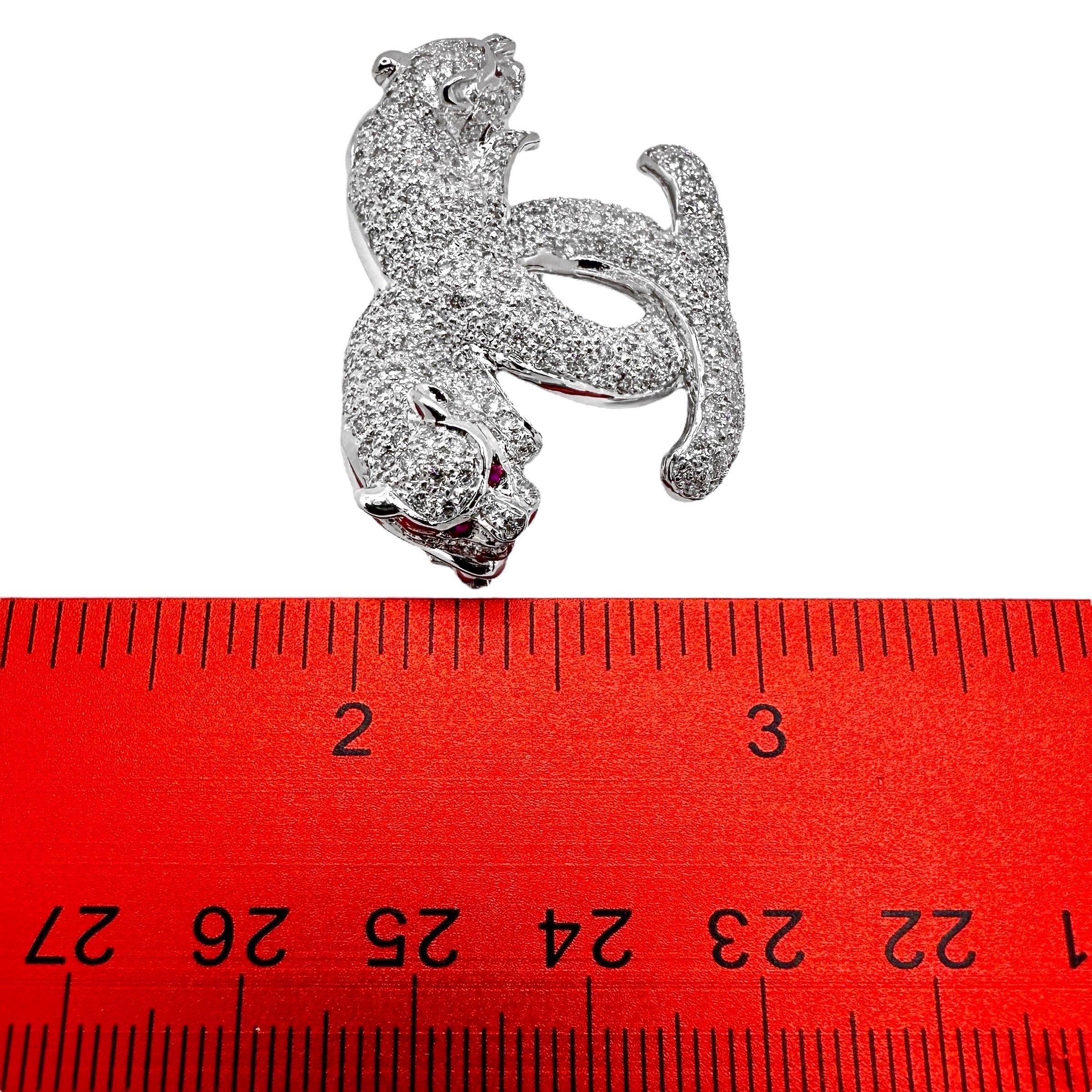 Captivant broche double chat incrustée de diamants en or blanc 18 carats avec yeux en rubis en vente 2