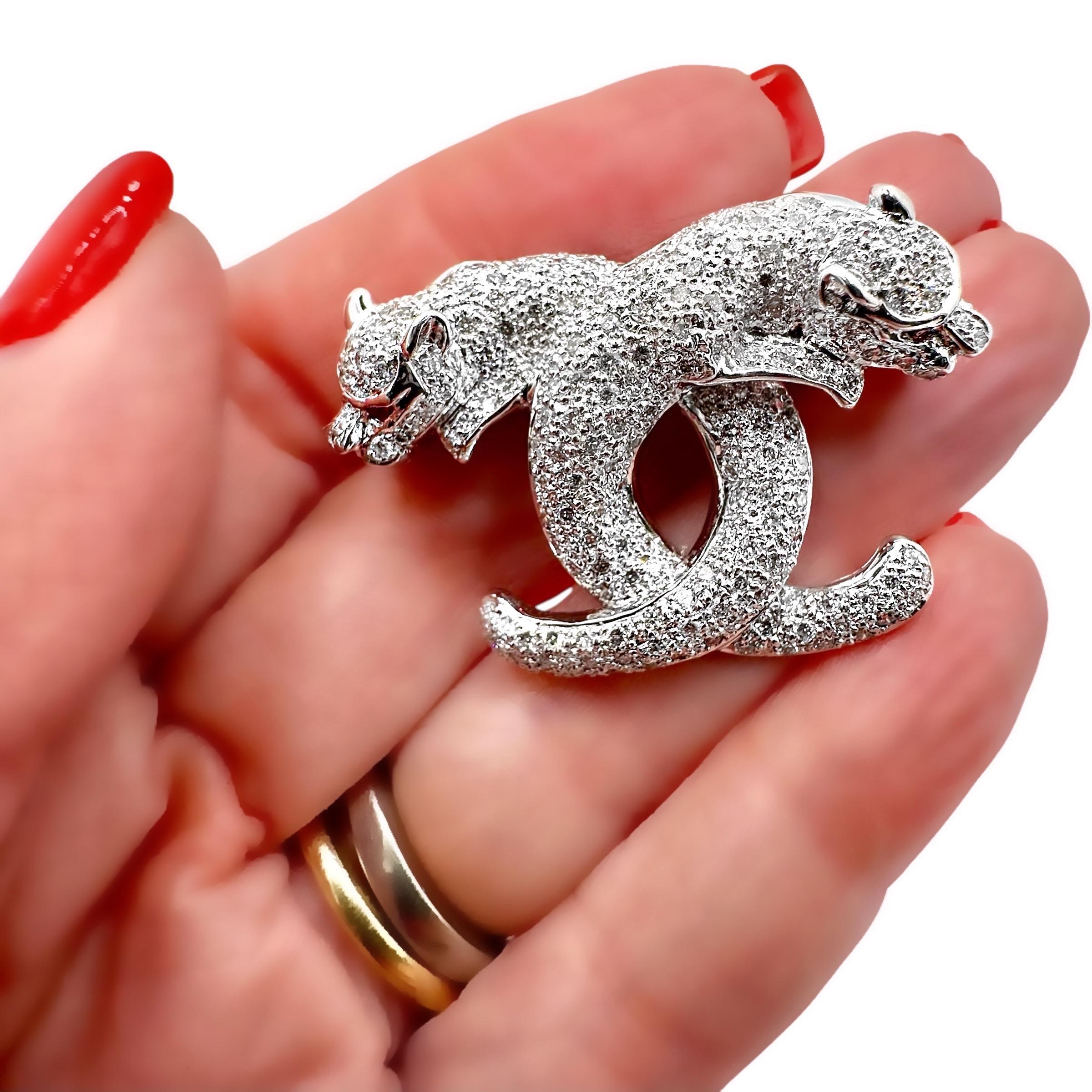 Captivant broche double chat incrustée de diamants en or blanc 18 carats avec yeux en rubis en vente 3