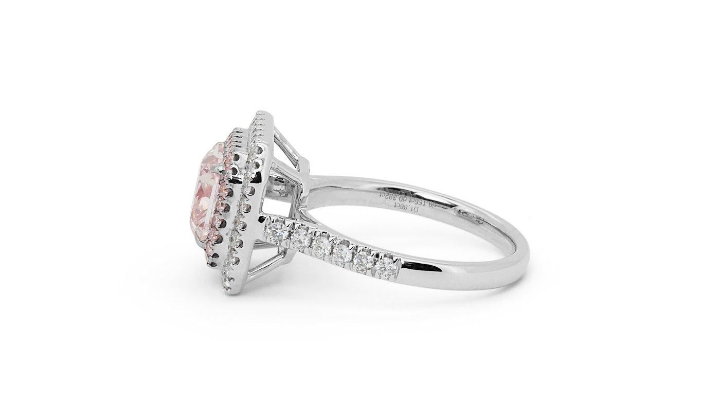 Captivating 18k White Gold Halo Ring with 1.86 Ct Natural Pink Diamonds GIA Cert In New Condition For Sale In רמת גן, IL