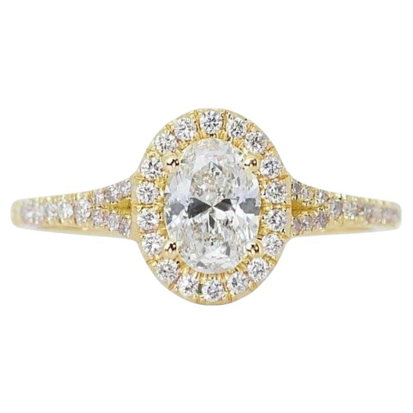 Captivating 18k Yellow Gold Ring with Natural Diamond For Sale