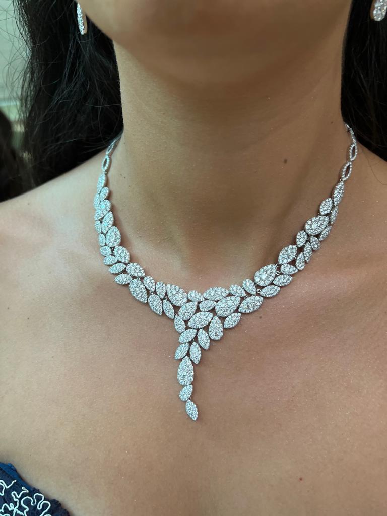Prova il fascino di una bellezza senza tempo con questa affascinante collana di diamanti in oro bianco 18 carati. Adornato da un affascinante ciondolo con diamante a taglio rotondo, questo squisito pezzo mette in mostra ben 22,08 carati di