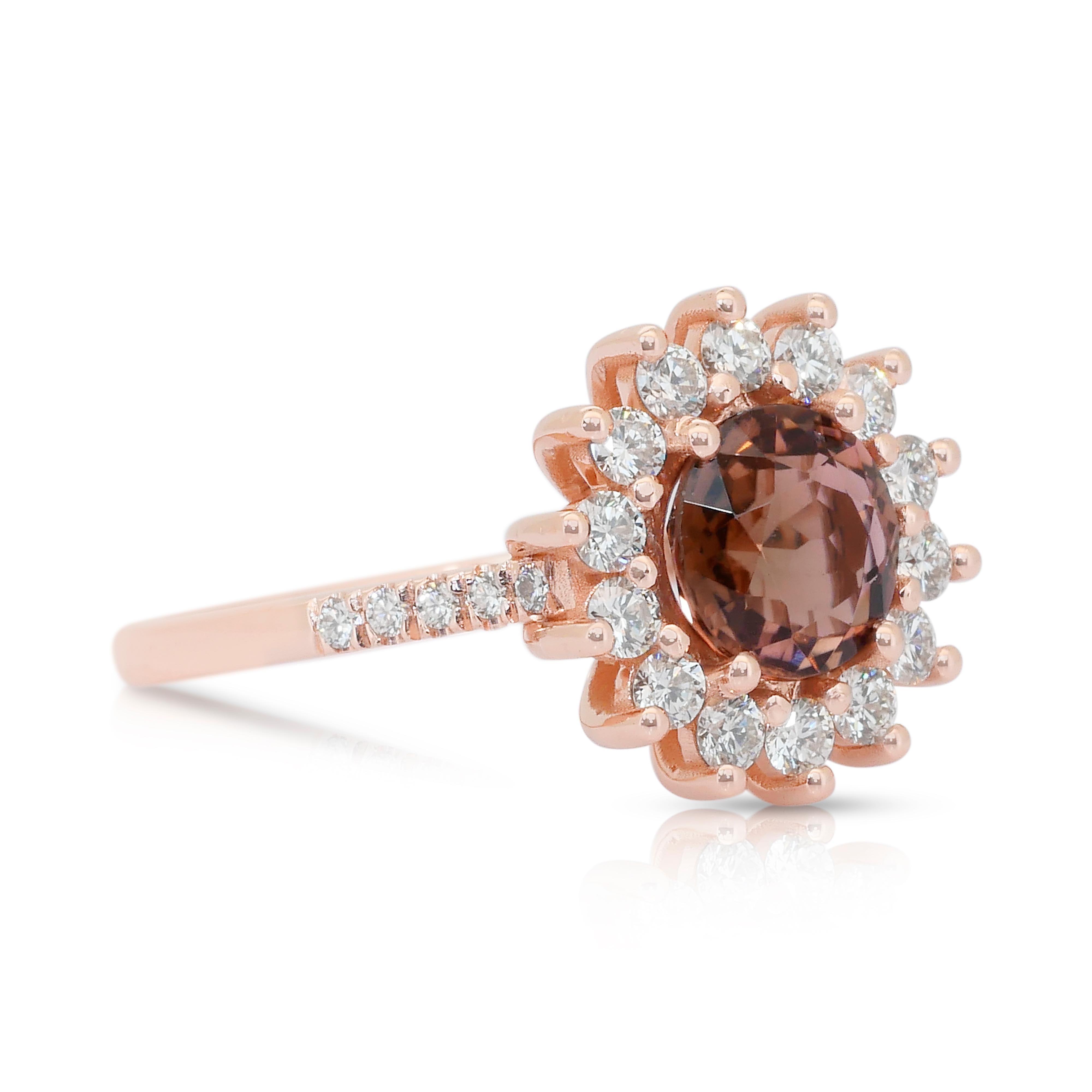 Accattivante anello aureolato con tormalina e diamanti da 1,95 carati in oro rosa 18 carati - Certificato GIA

Eleva la tua collezione di gioielli con questo splendido anello con diamante, realizzato in lussuoso oro rosa 18 carati. Al centro si