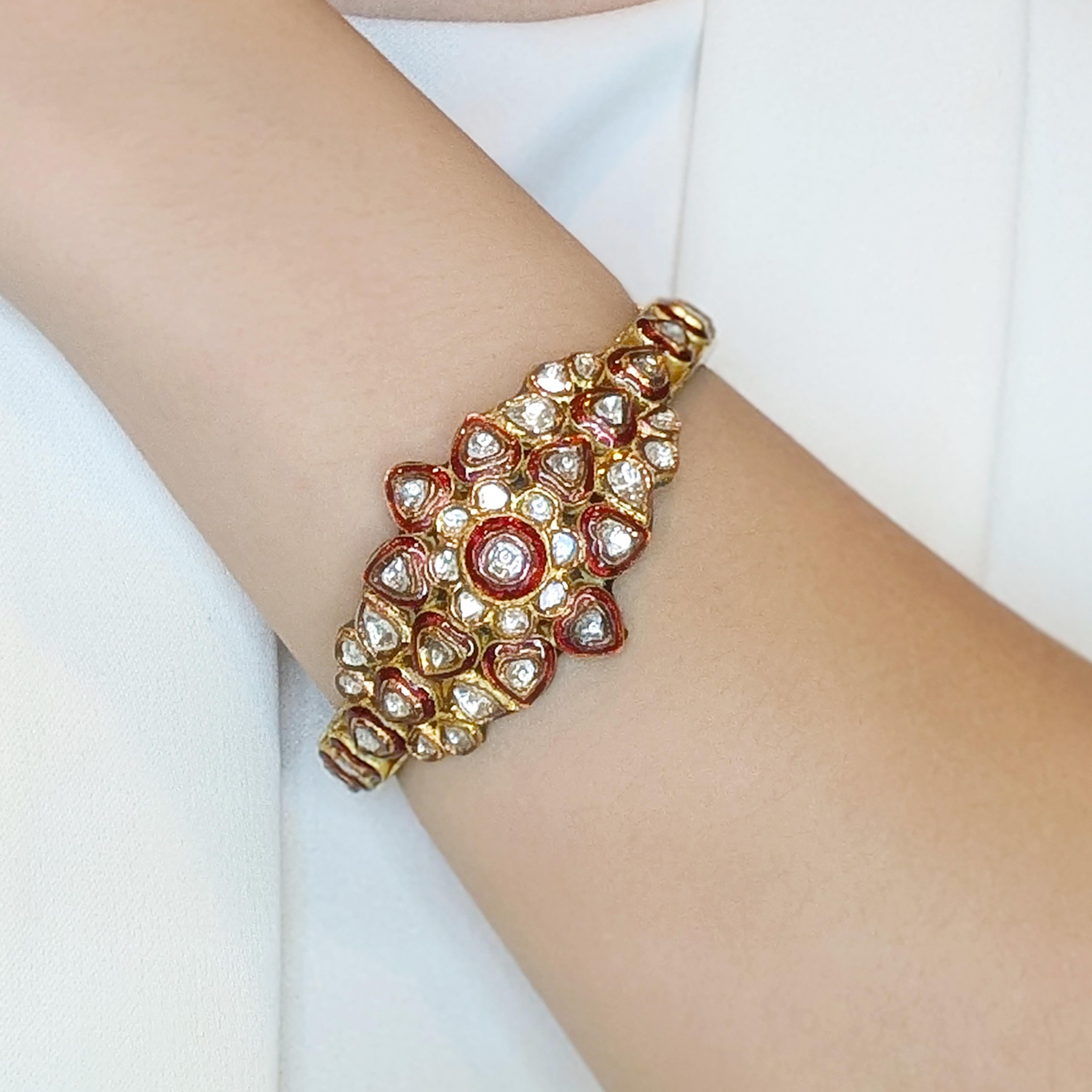 Faites une déclaration audacieuse avec ce bracelet en diamant de 1ct, une fusion parfaite entre le luxe et l'art contemporain. Confectionnée en riche or jaune 18 carats, cette pièce saisissante est ornée de 49 diamants naturels de formes diverses,
