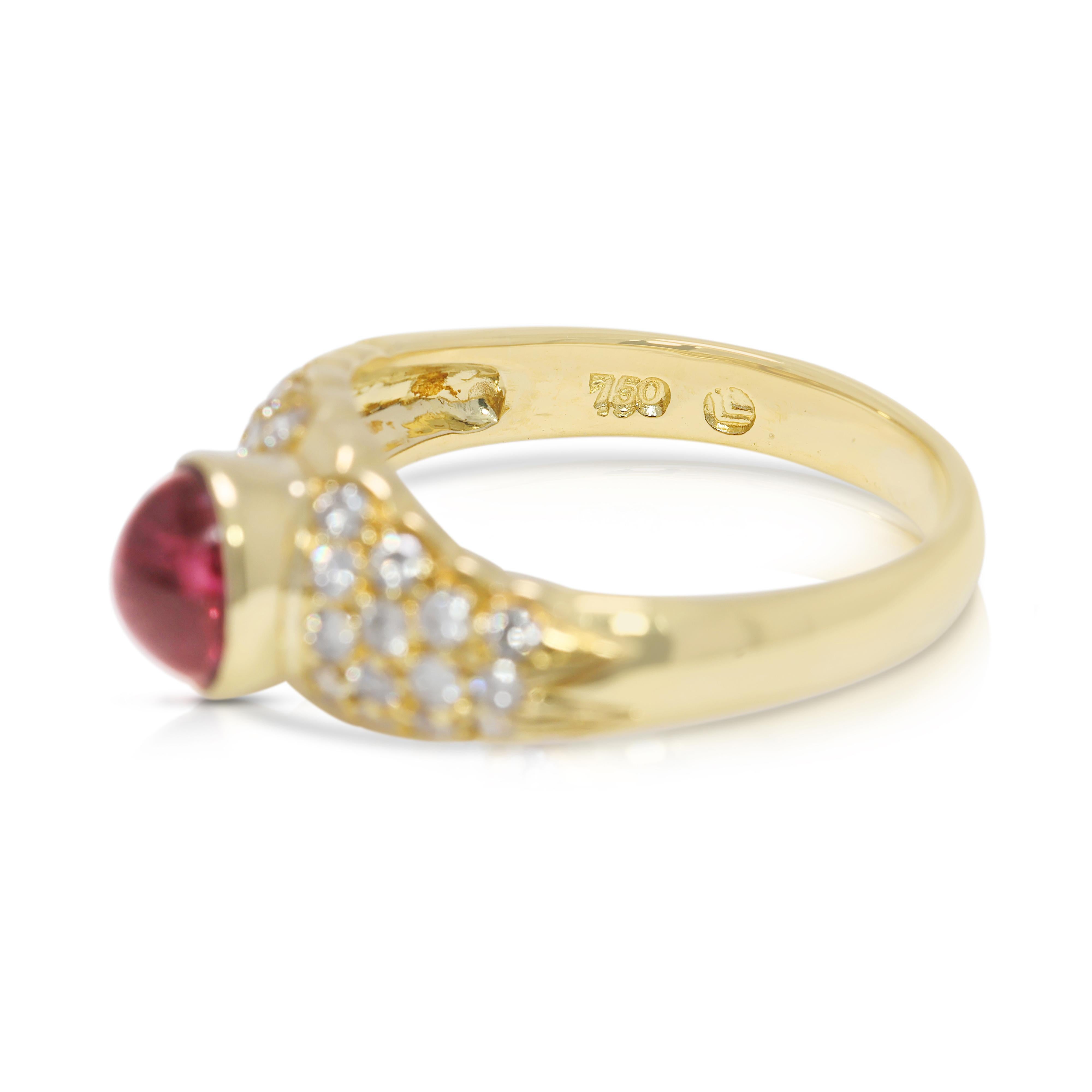 Taille ovale Captivante bague en or jaune 18 carats avec tourmaline rouge et diamants en vente