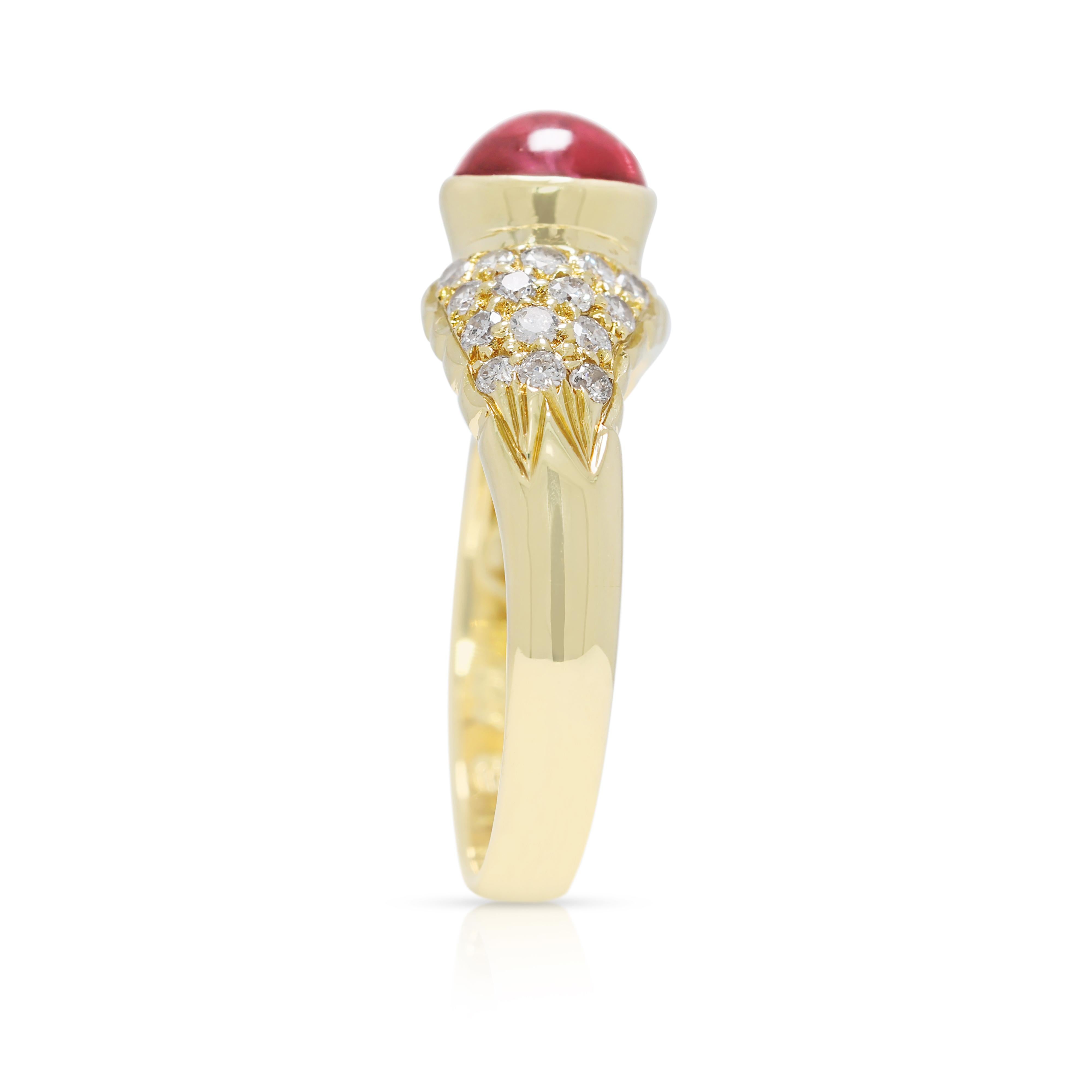 Captivante bague en or jaune 18 carats avec tourmaline rouge et diamants Neuf - En vente à רמת גן, IL