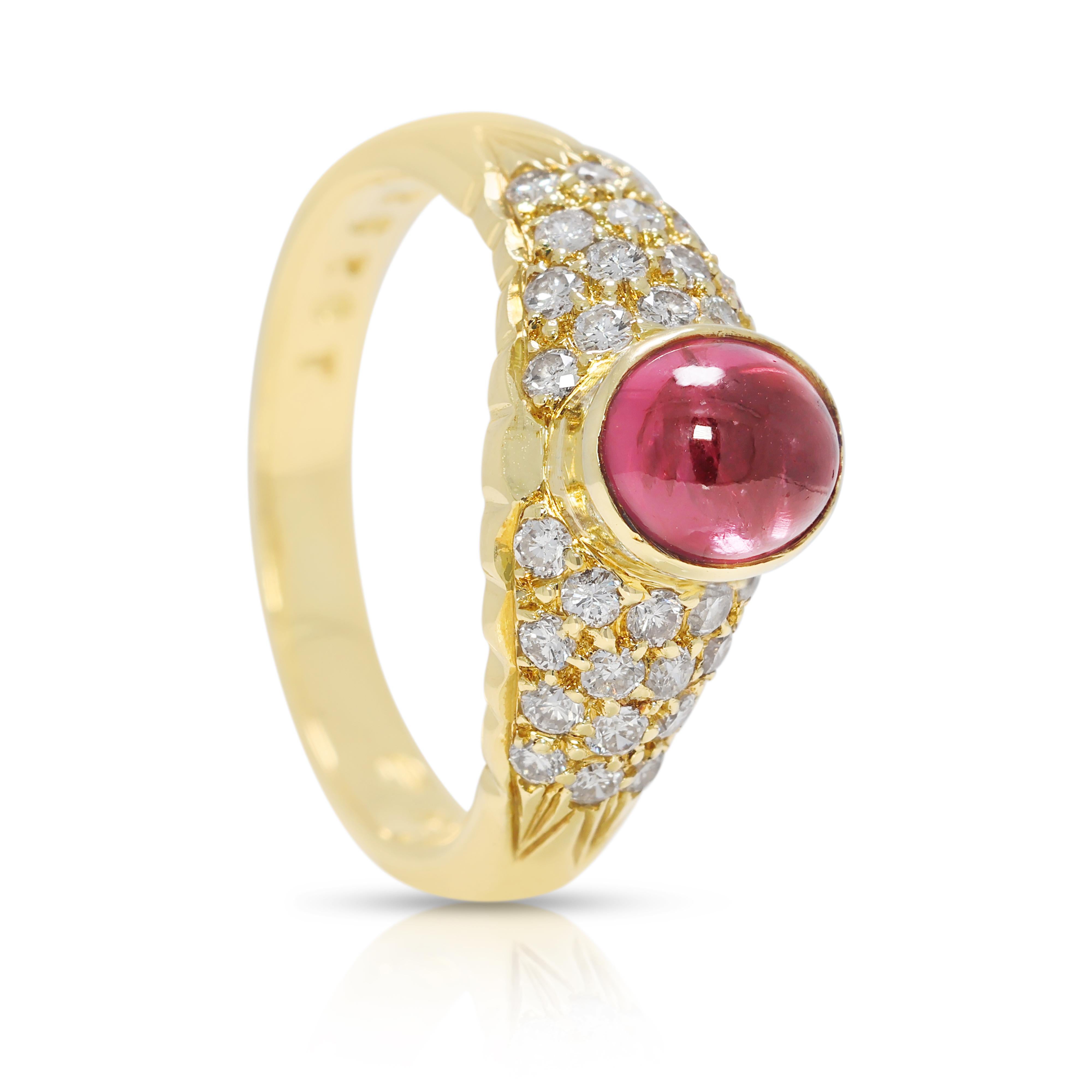 Captivante bague en or jaune 18 carats avec tourmaline rouge et diamants Pour femmes en vente