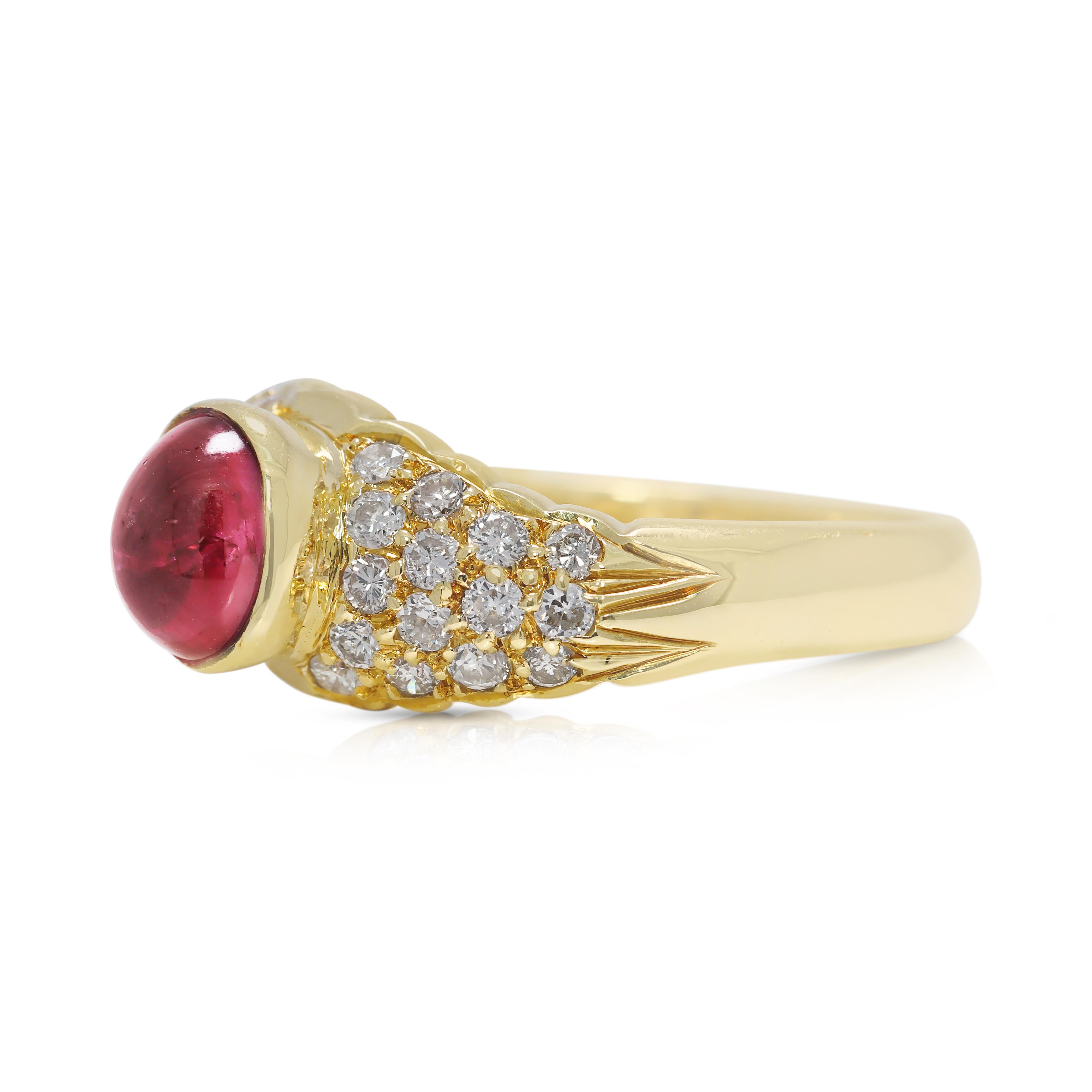 Captivante bague en or jaune 18 carats avec tourmaline rouge et diamants en vente 1