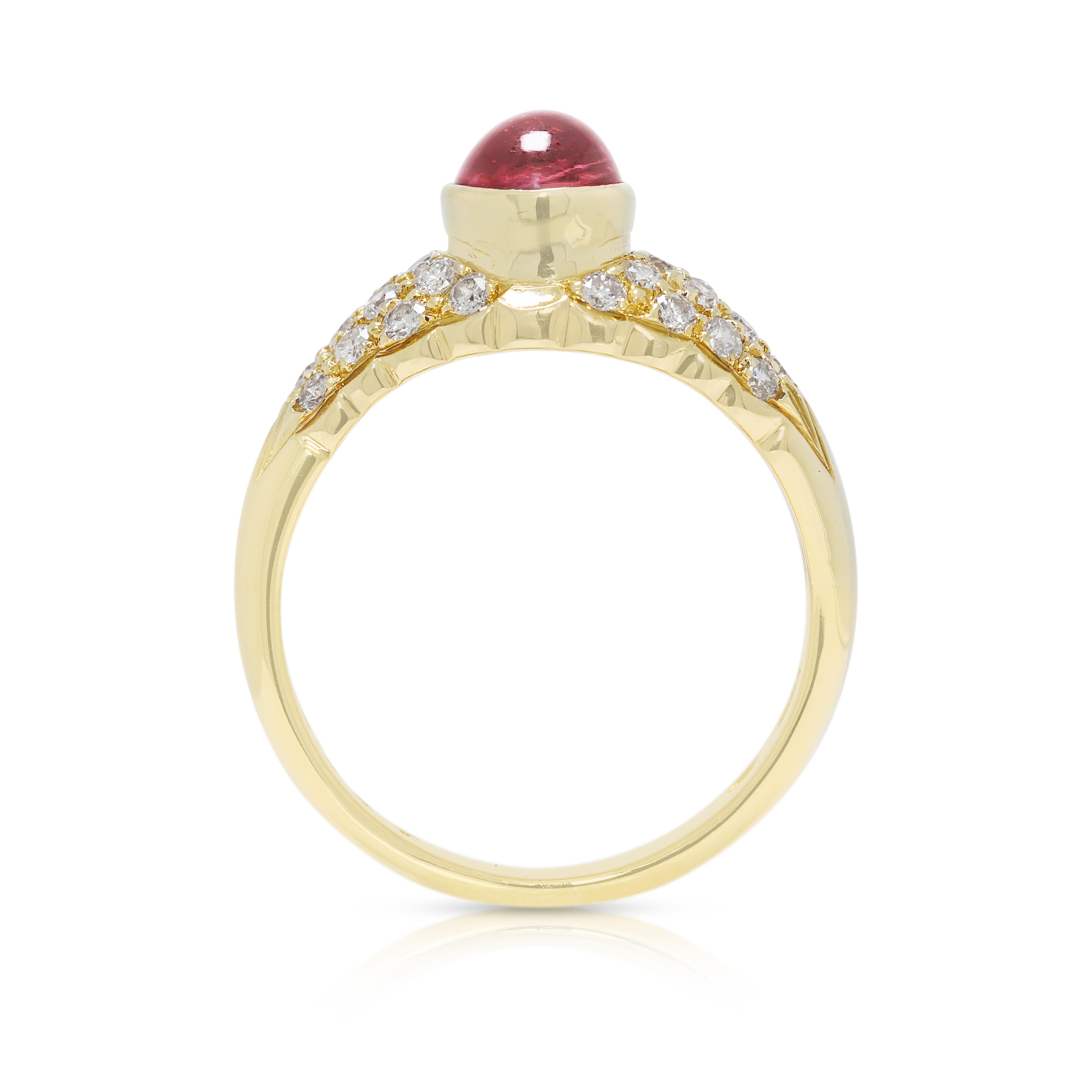 Captivante bague en or jaune 18 carats avec tourmaline rouge et diamants en vente 2