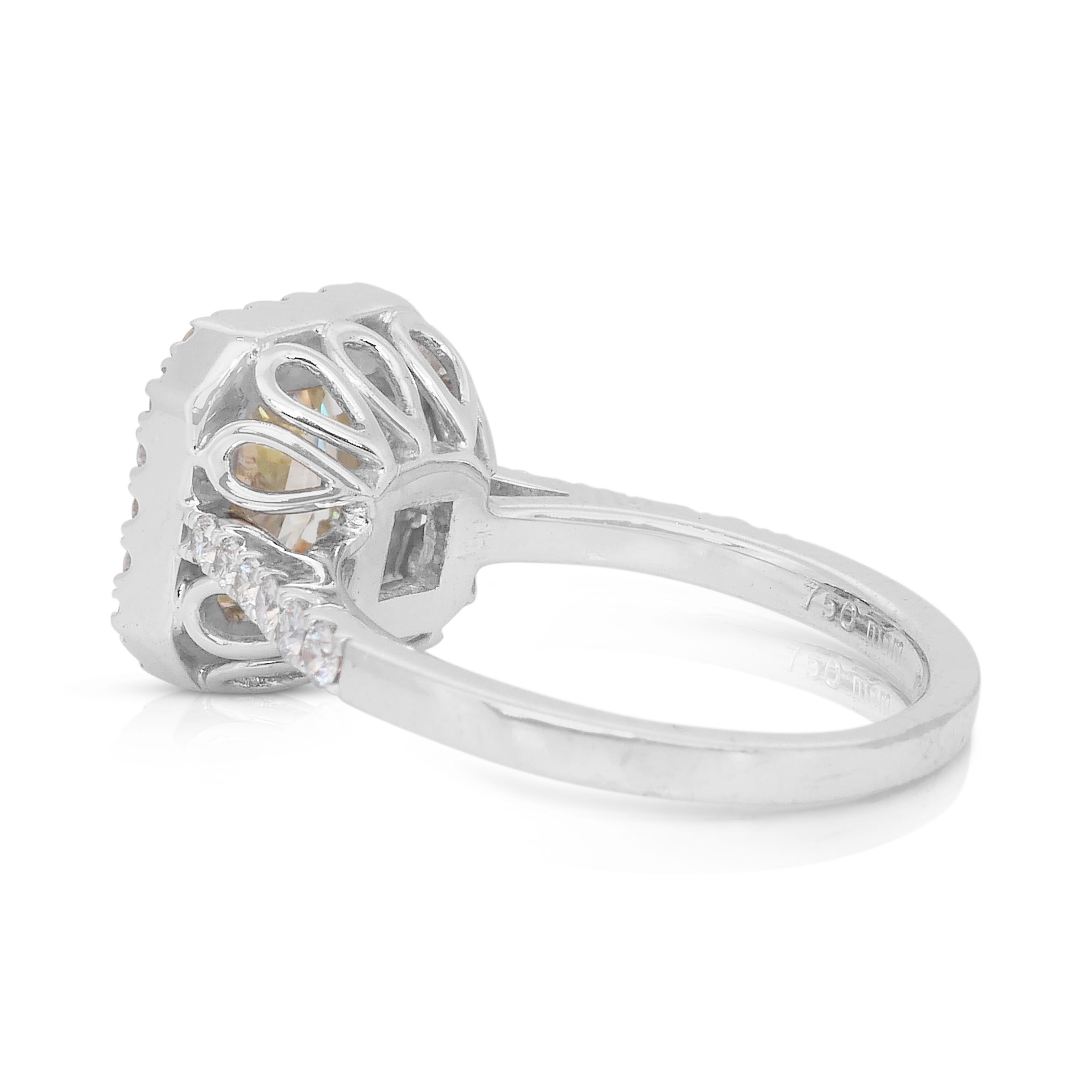 Bague en or blanc 18k avec halo de diamants de couleur naturelle de 2,07 ct. Pour femmes en vente