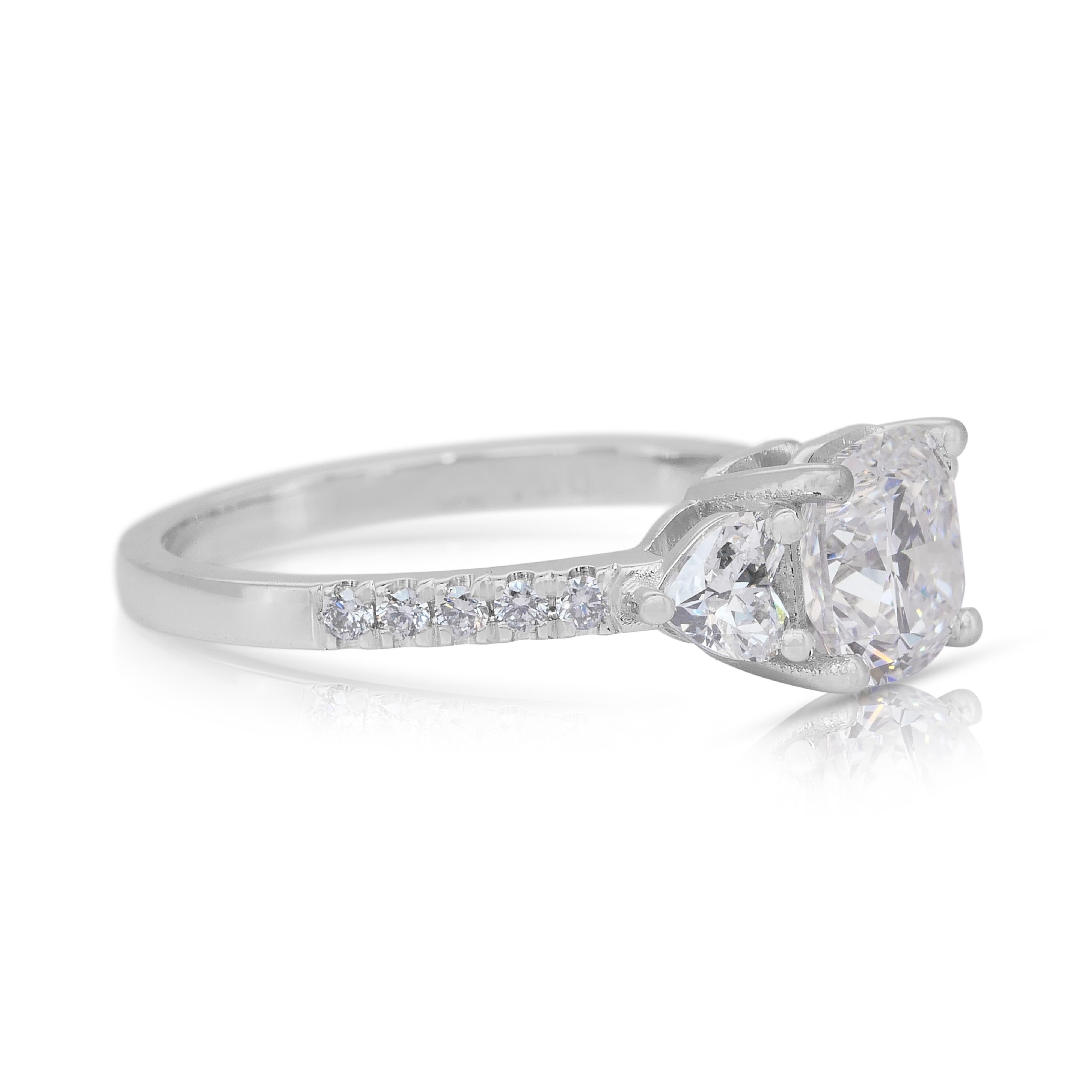 Cautivador Anillo de 3 Piedras de Diamantes de 2,08 ct en Oro Blanco de 18k - Certificado IGI

Este elegante anillo, un auténtico espectáculo, exhibe un diamante cuadrado de talla cojín de 1,50 ct, de brillo glacial y pureza inigualable.