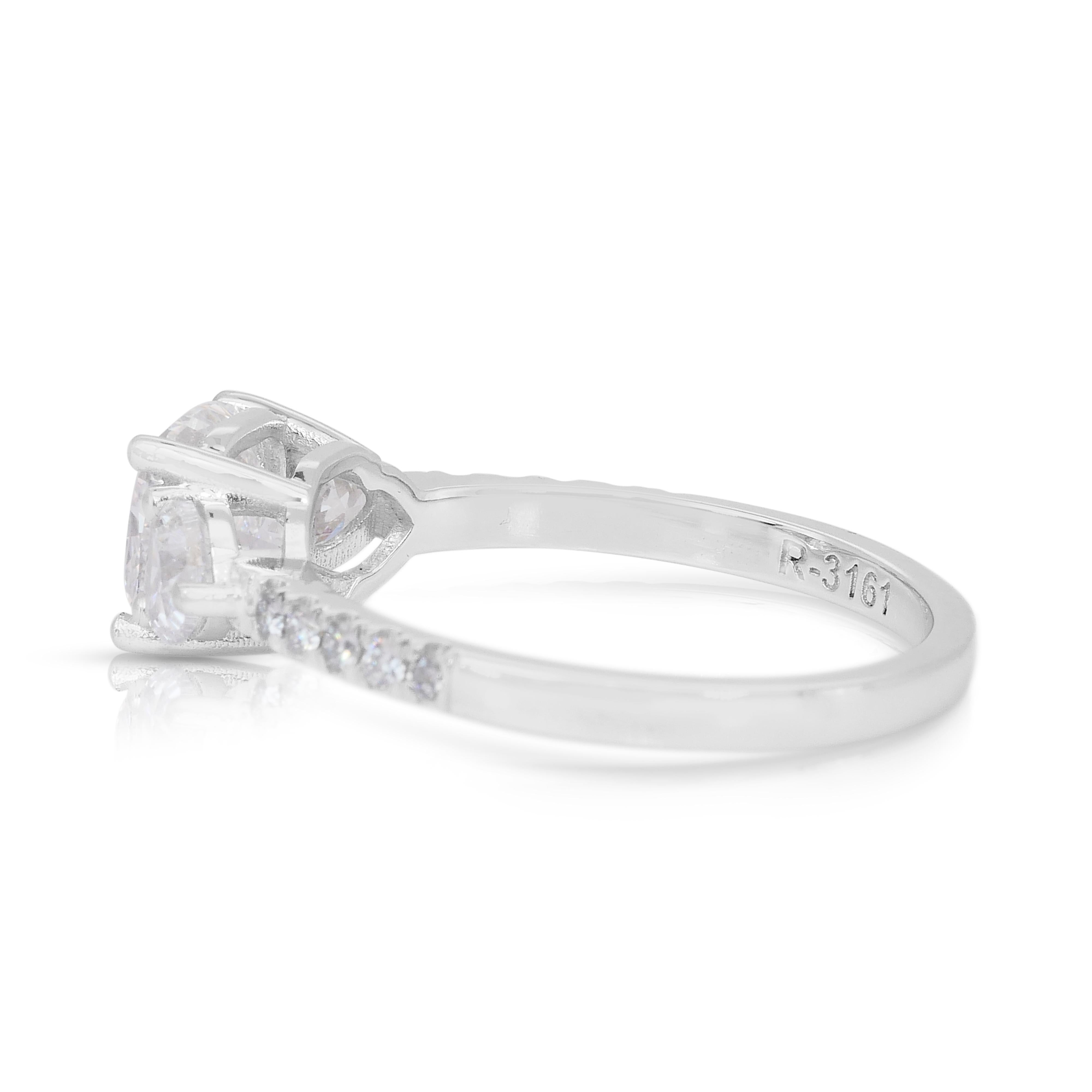 Cautivador Anillo de 3 Piedras de Diamantes de 2,08 ct en Oro Blanco de 18k - Certificado IGI en Nuevo estado para la venta en רמת גן, IL