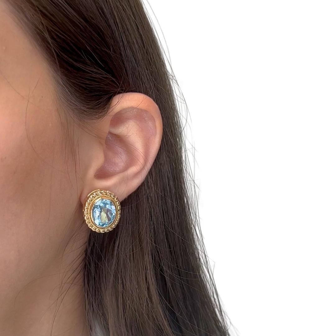 Accattivanti orecchini di topazio da 21,36 carati in oro giallo 18 carati - certificati IGI

Questi orecchini ovali di topazio azzurro da 21,36 carati sono una vera dichiarazione di eleganza. Incastonate in un ricco oro giallo 18 carati, le gemme