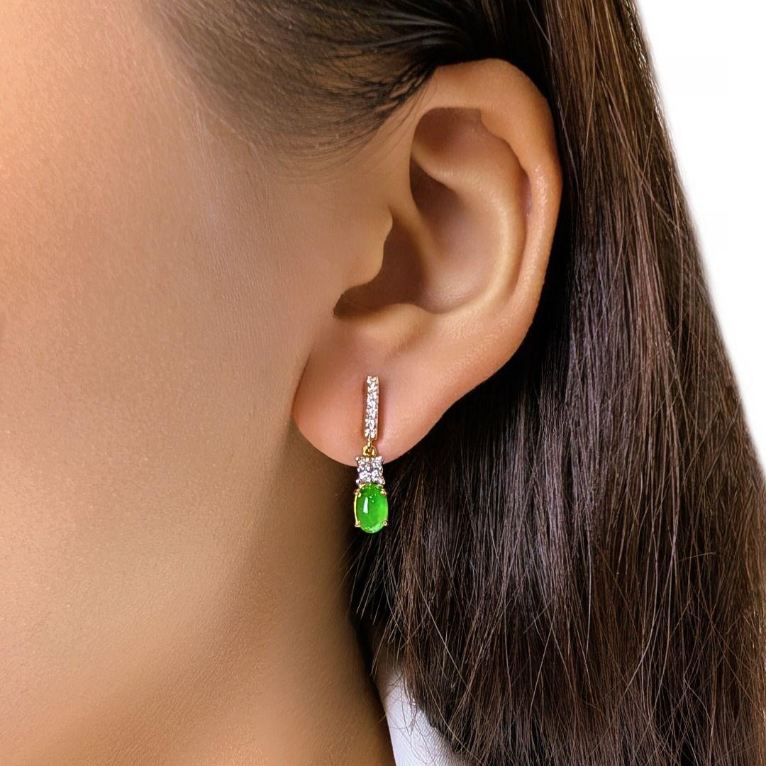 Questi orecchini irradiano ricchezza e raffinatezza, grazie a 2 pietre di giada tagliate a cabochon (2ct in totale) in una lussureggiante tonalità verde, abbinate a 20 diamanti tondi brillanti (0,16ct), di colore H e purezza VS-SI. Incastonato in un