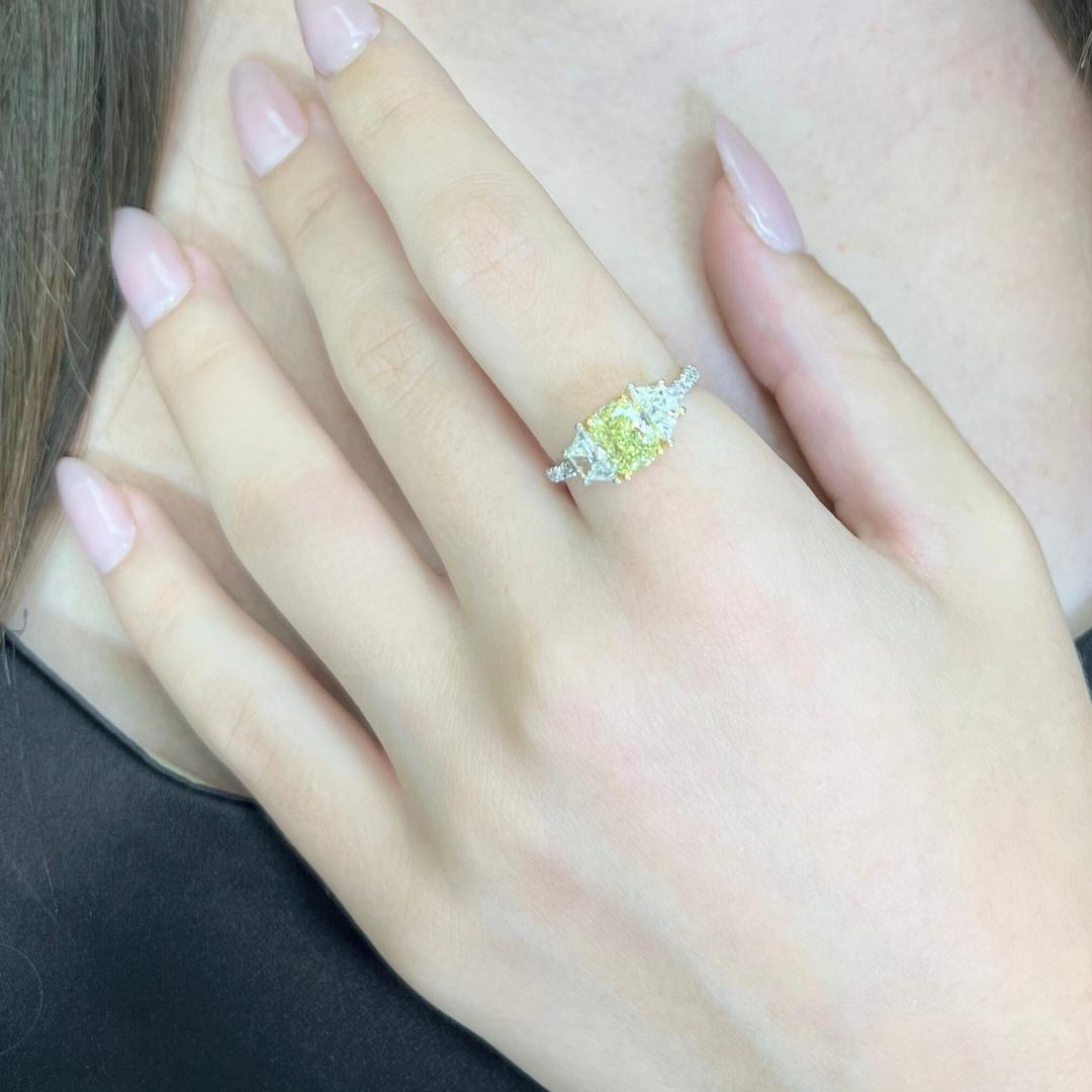 Bague 3 pierres en or jaune et blanc 18 carats avec 2,35 ct de diamants - certifié IGI

Cette bague en or jaune et blanc 18 carats est ornée d'un diamant coussin de 1,51 carat d'une rare teinte jaune intense pour une brillance inégalée. La pierre