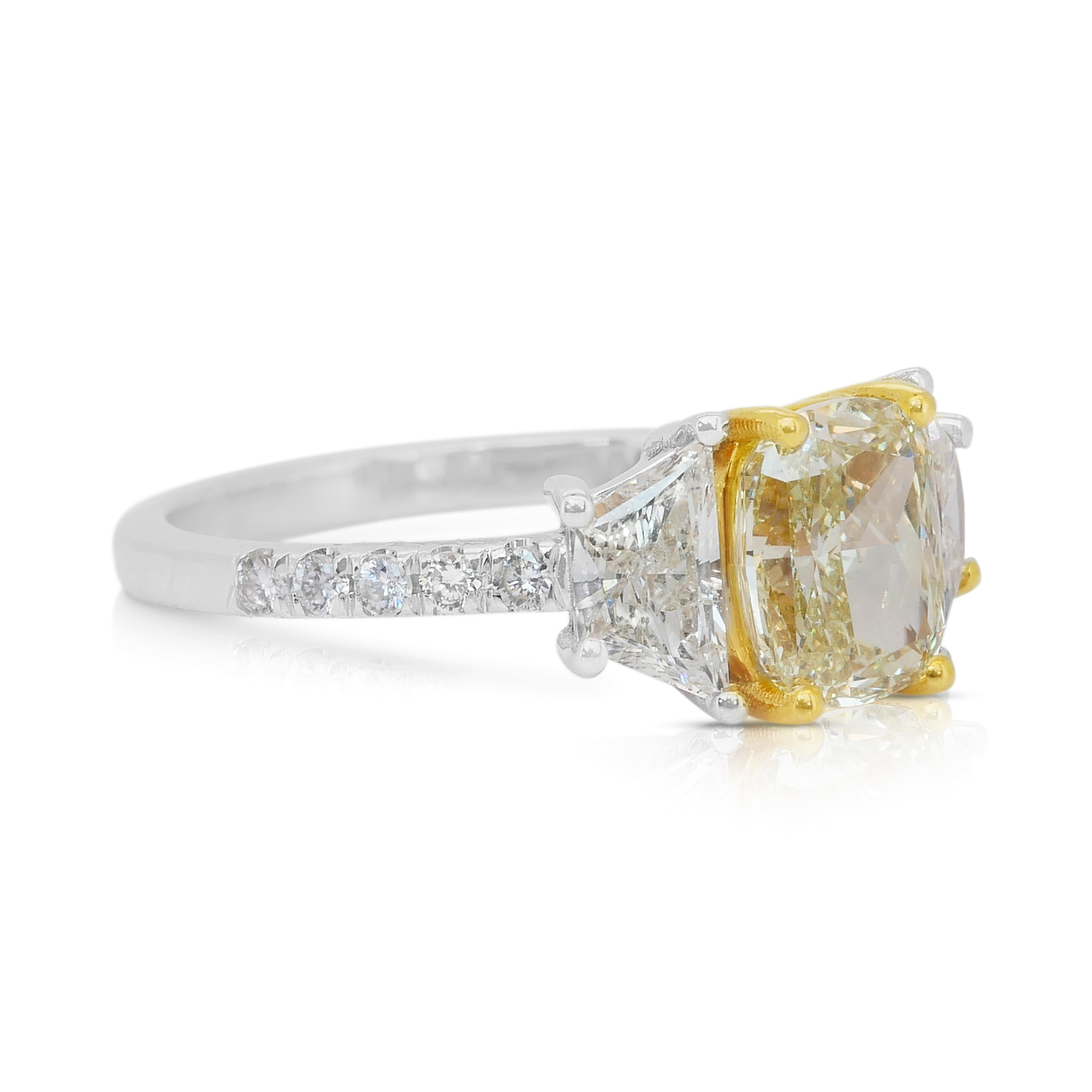 Taille coussin Bague 3 pierres en or jaune et blanc 18 carats avec 2,35 carats de diamants captivants en vente