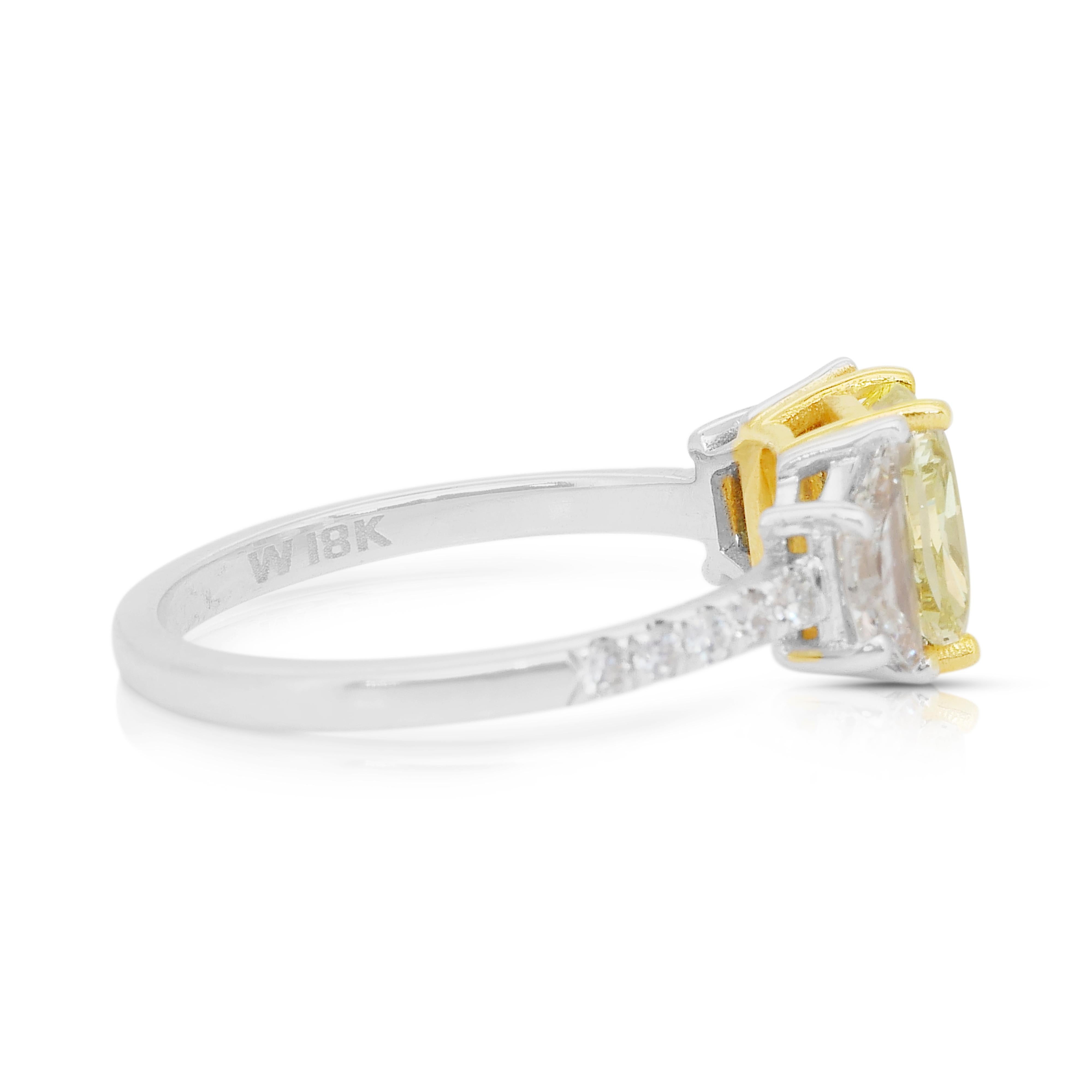 Bague 3 pierres en or jaune et blanc 18 carats avec 2,35 carats de diamants captivants Neuf - En vente à רמת גן, IL