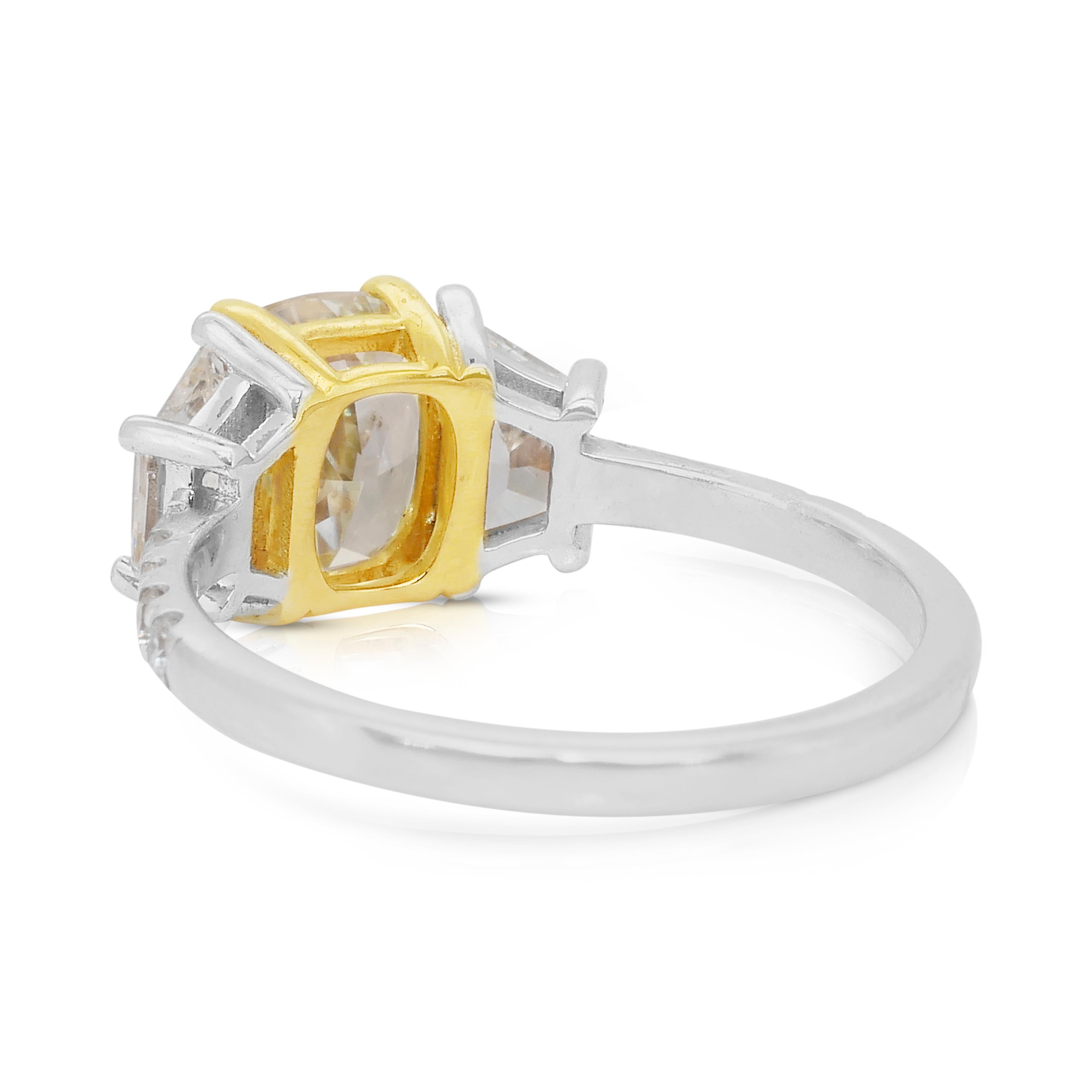 Bague 3 pierres en or jaune et blanc 18 carats avec 2,35 carats de diamants captivants Pour femmes en vente