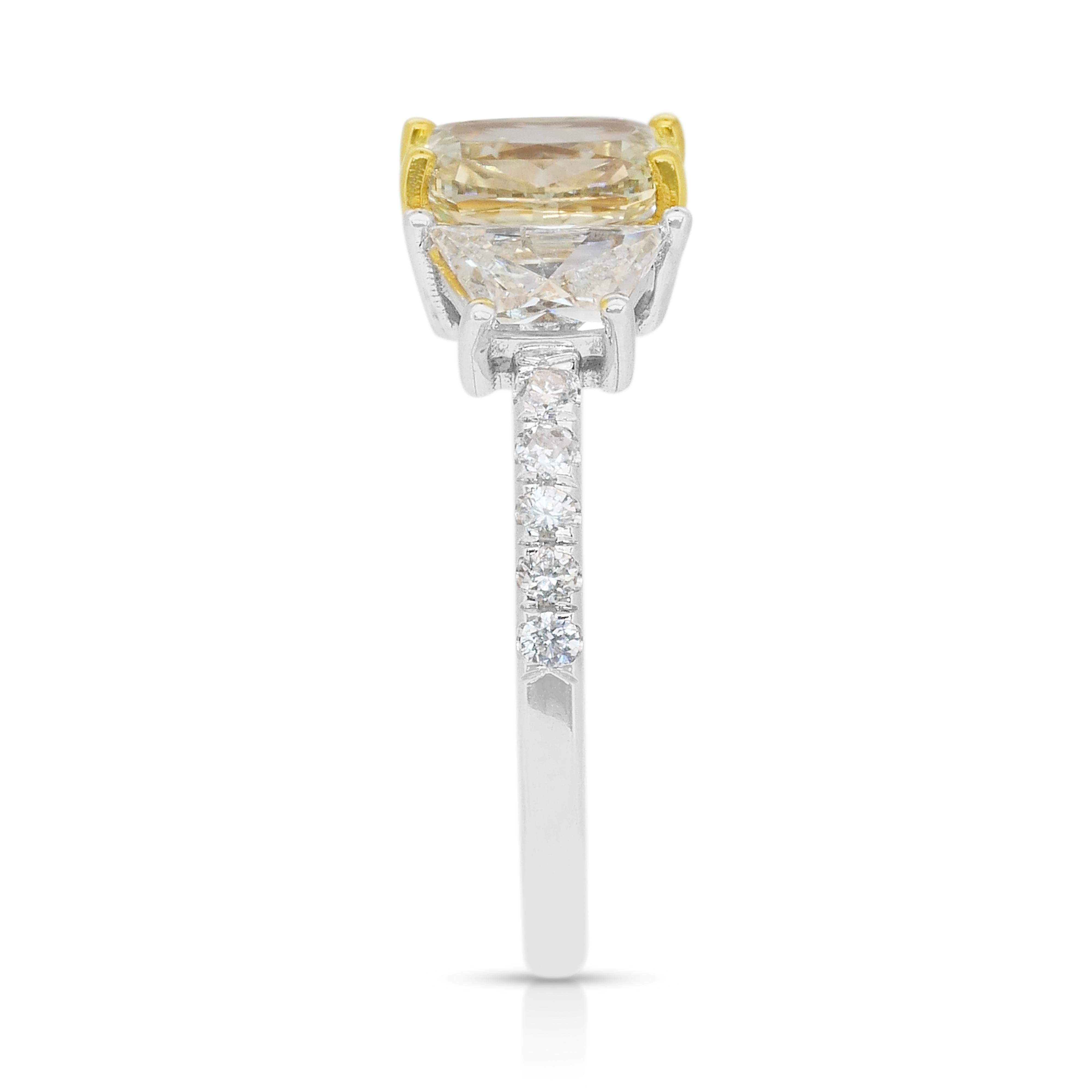 Bague 3 pierres en or jaune et blanc 18 carats avec 2,35 carats de diamants captivants en vente 2
