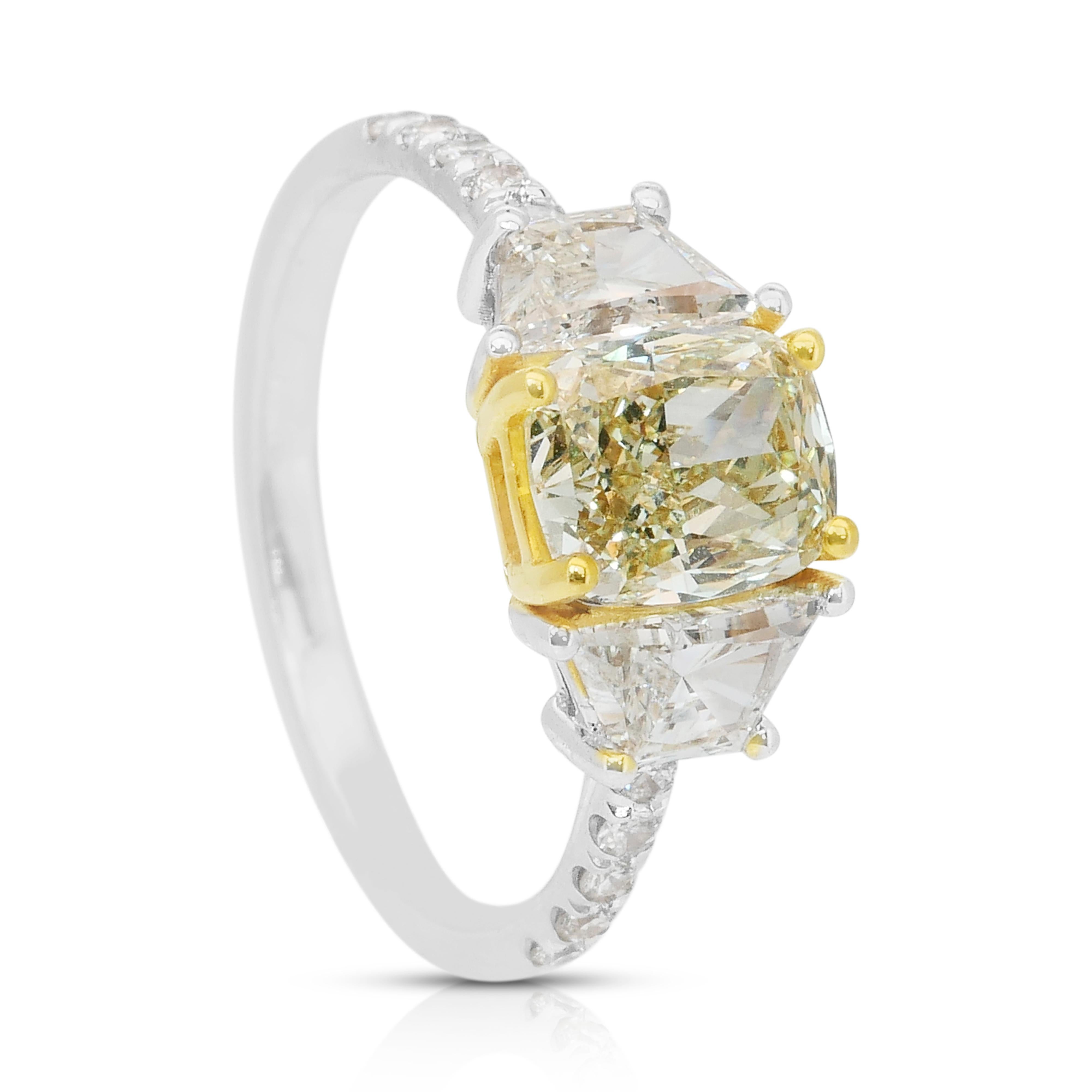 Bague 3 pierres en or jaune et blanc 18 carats avec 2,35 carats de diamants captivants en vente 3