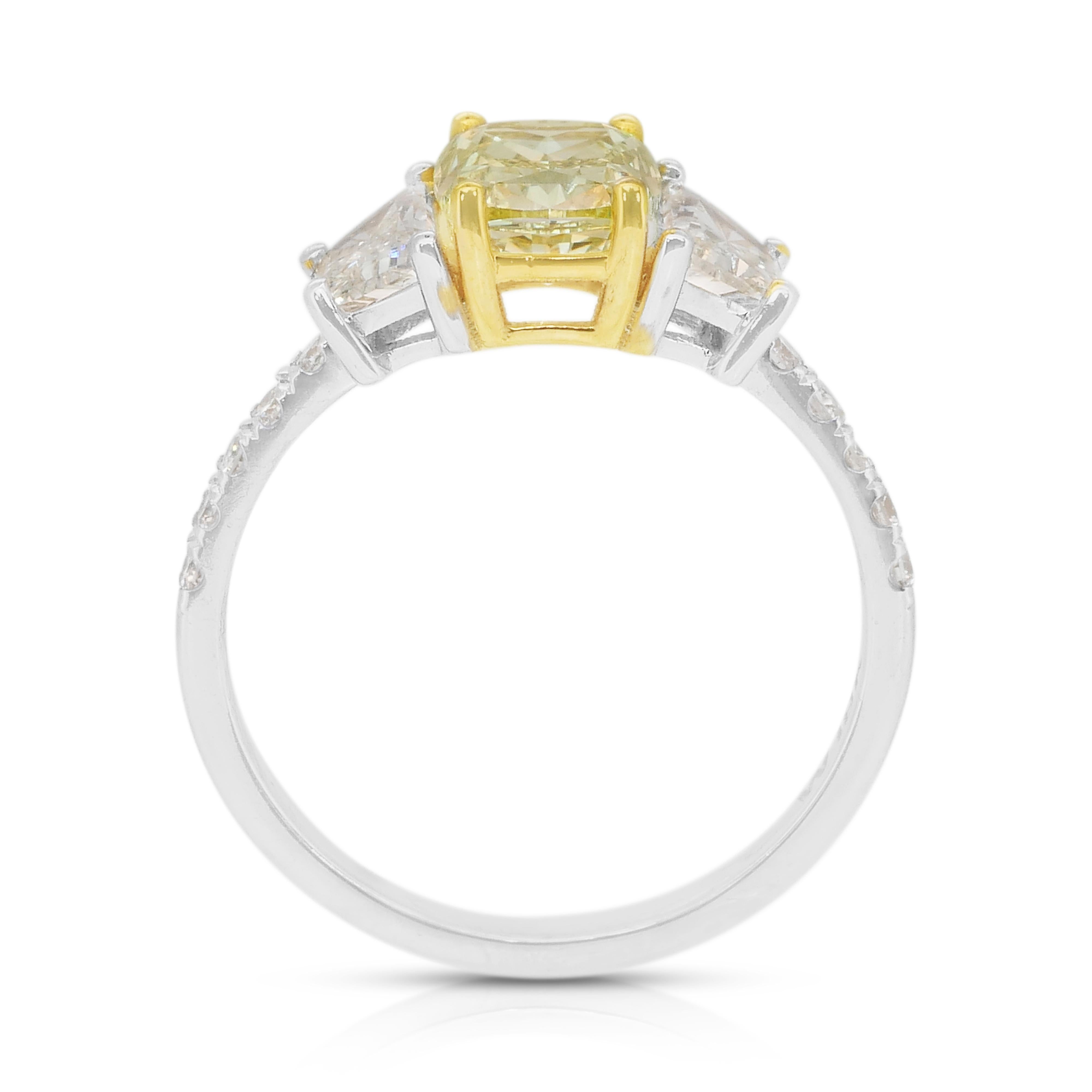 Bague 3 pierres en or jaune et blanc 18 carats avec 2,35 carats de diamants captivants en vente 4