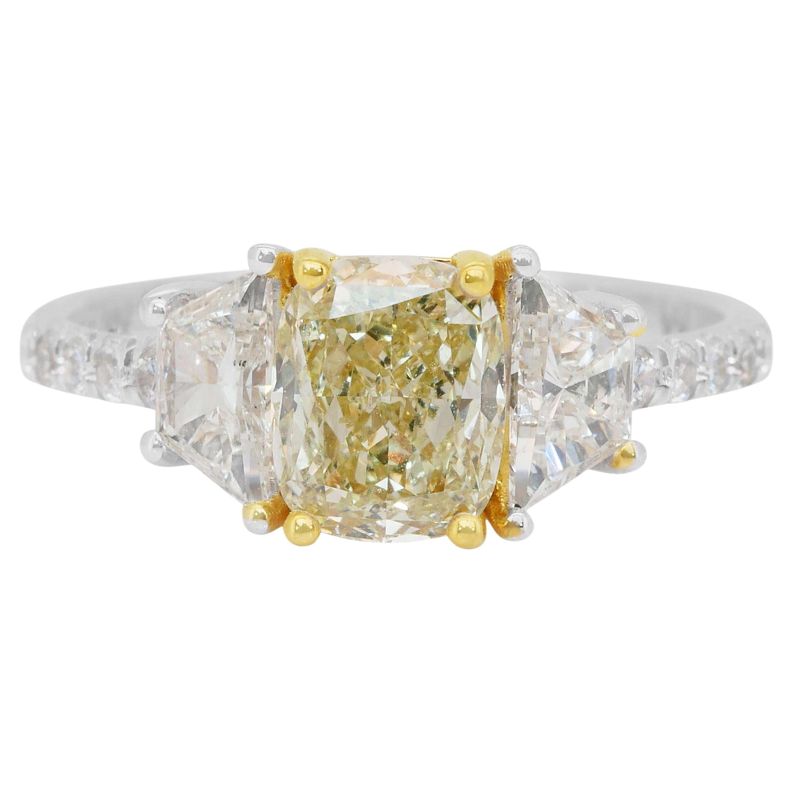 Bague 3 pierres en or jaune et blanc 18 carats avec 2,35 carats de diamants captivants en vente