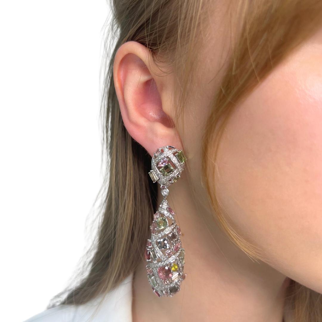 Accattivanti orecchini a goccia con tormaline e diamanti da 24,53 carati in oro bianco 18k - certificati IGI

Eleganza con questi splendidi orecchini a goccia, squisitamente realizzati in oro bianco 18 carati. Queste gemme, che presentano 68