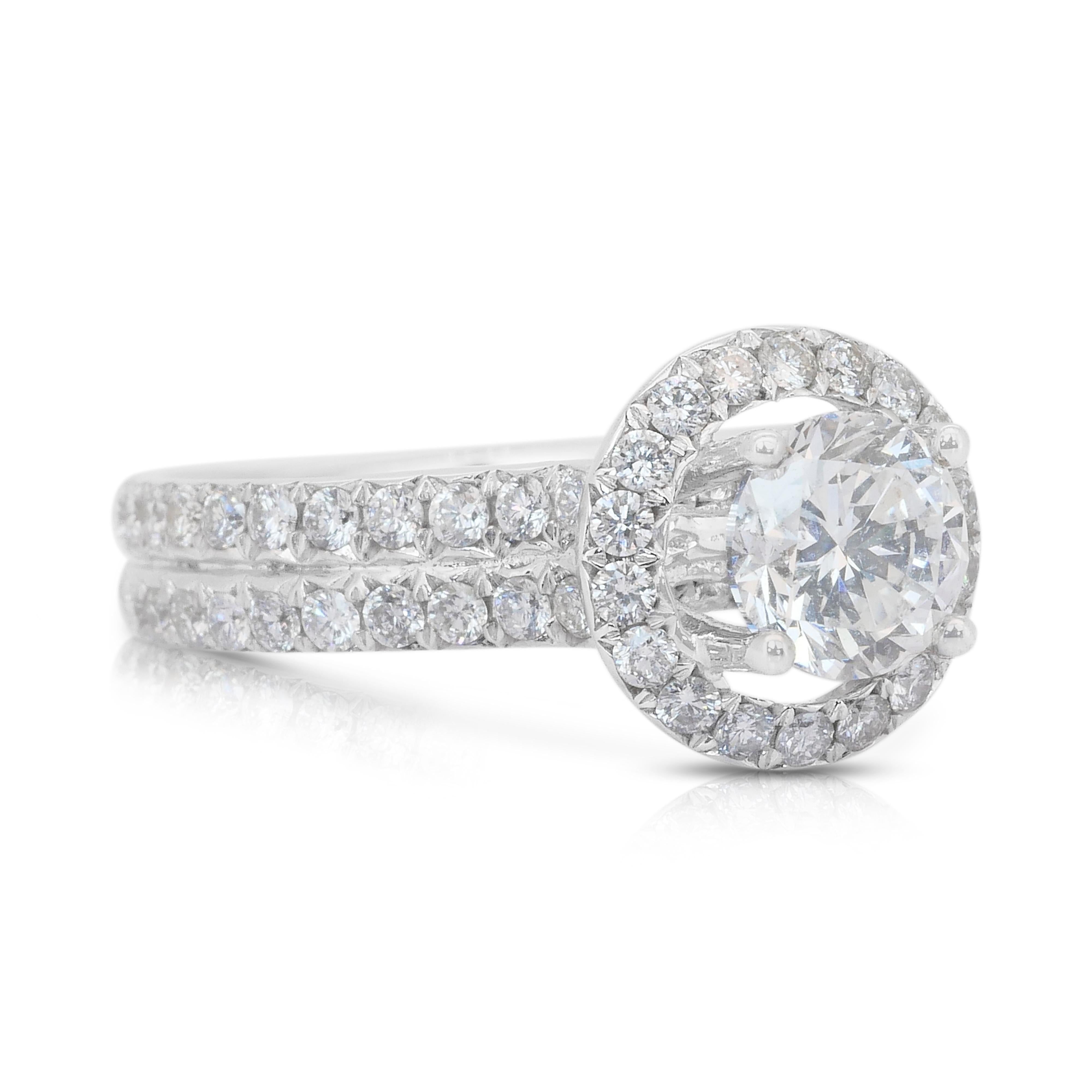 Fesselnder 2,49ct Diamanten Halo Ring in 18k Weißgold - IGI zertifiziert (Rundschliff) im Angebot