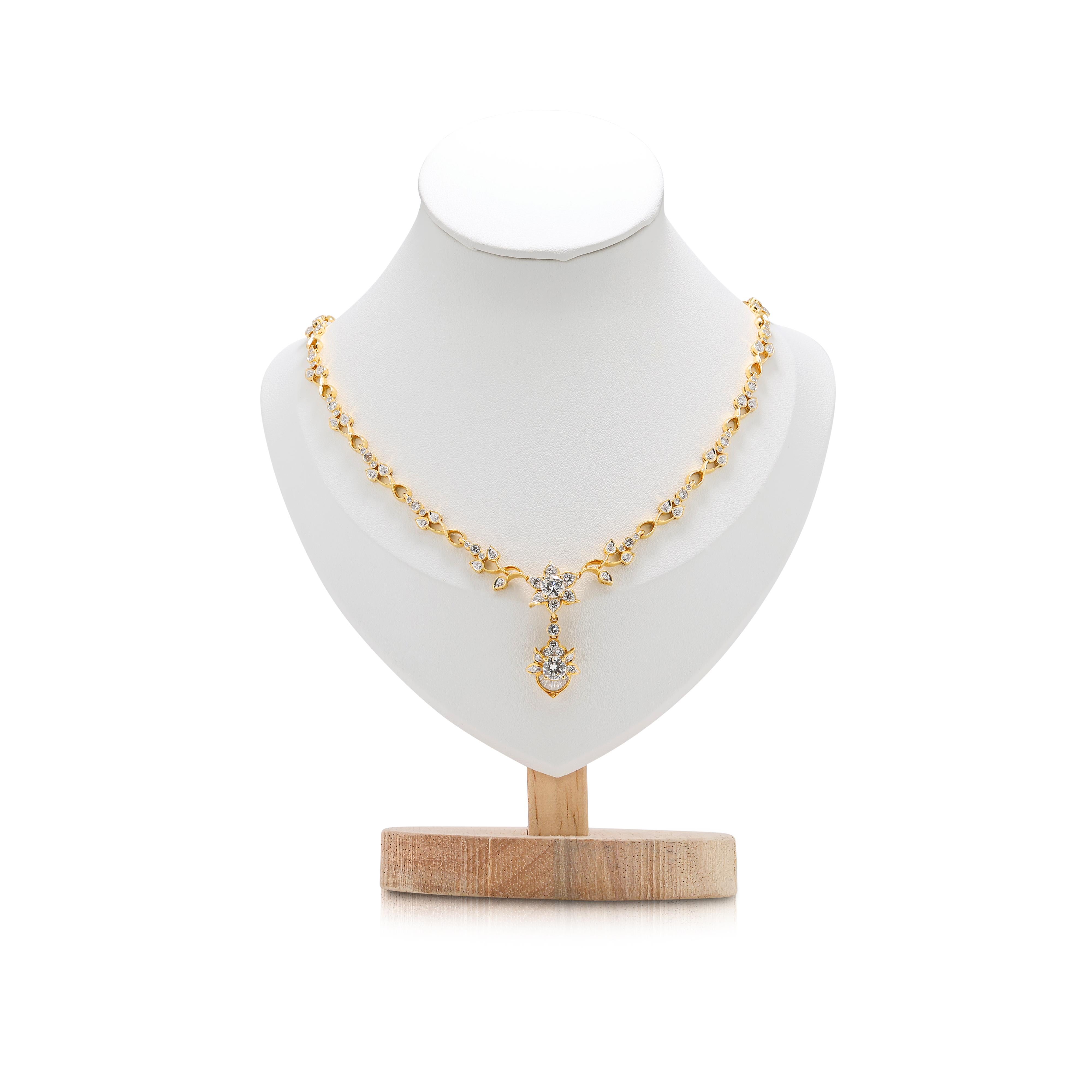 Accattivante collana floreale con diamanti naturali da 2,91 carati in oro giallo 18 carati in vendita 5