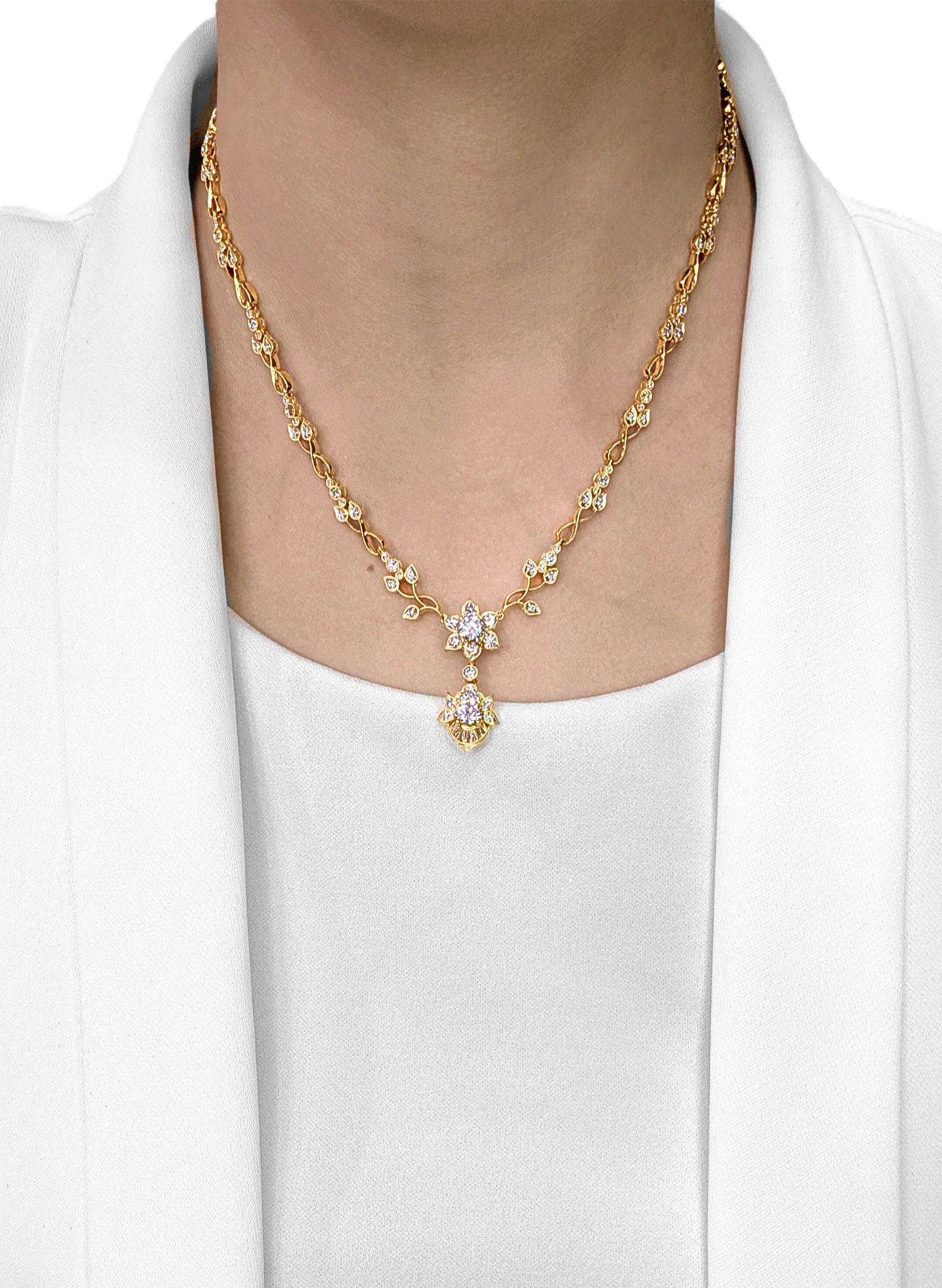 Irradia eleganza con questa opulenta collana in oro giallo 18 carati, che sfoggia un totale di 2,91 carati di diamanti naturali in un accattivante design di ispirazione floreale. Due diamanti tondi taglio brillante (1,29 ct, colore H, purezza VS)