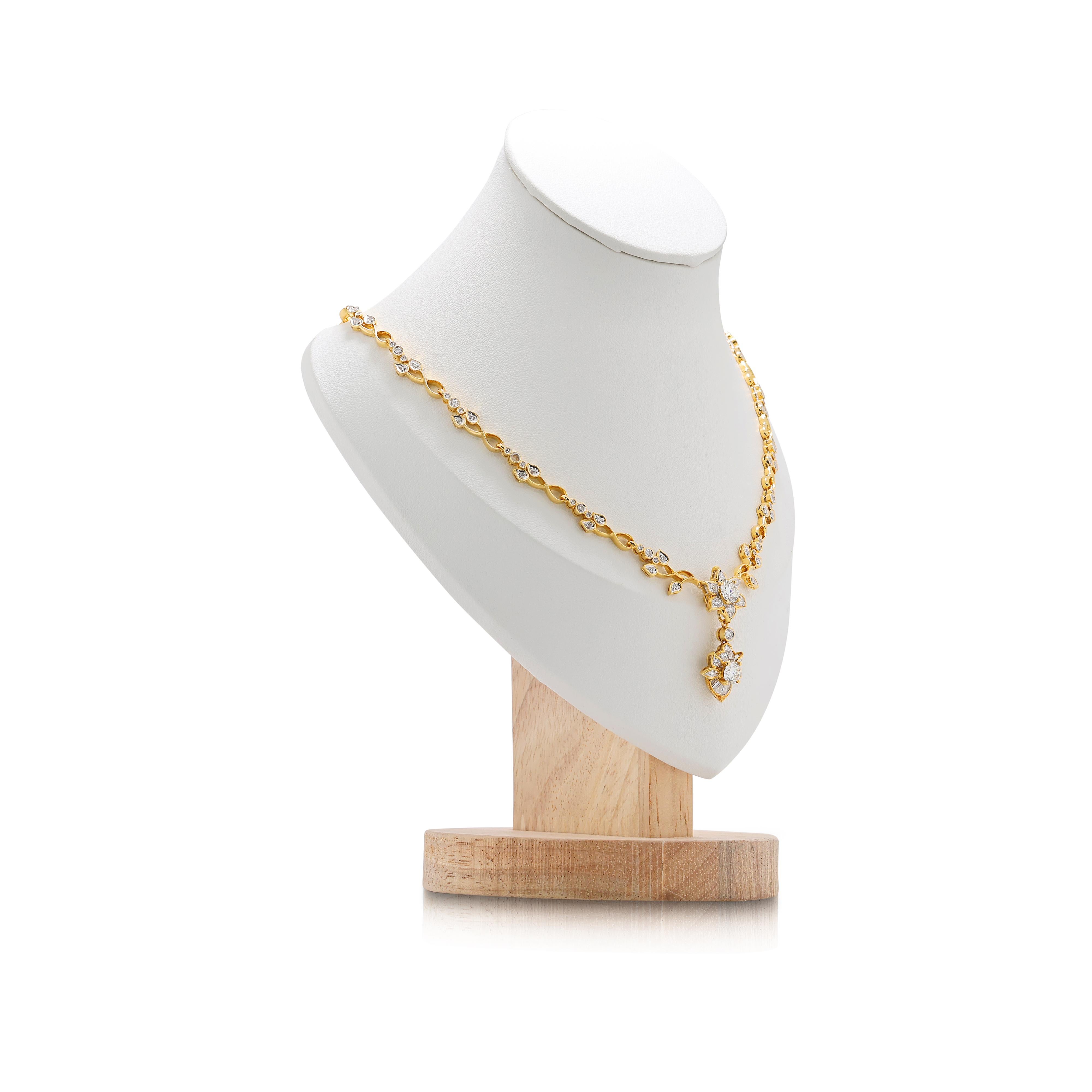Accattivante collana floreale con diamanti naturali da 2,91 carati in oro giallo 18 carati In condizioni ottime in vendita a רמת גן, IL
