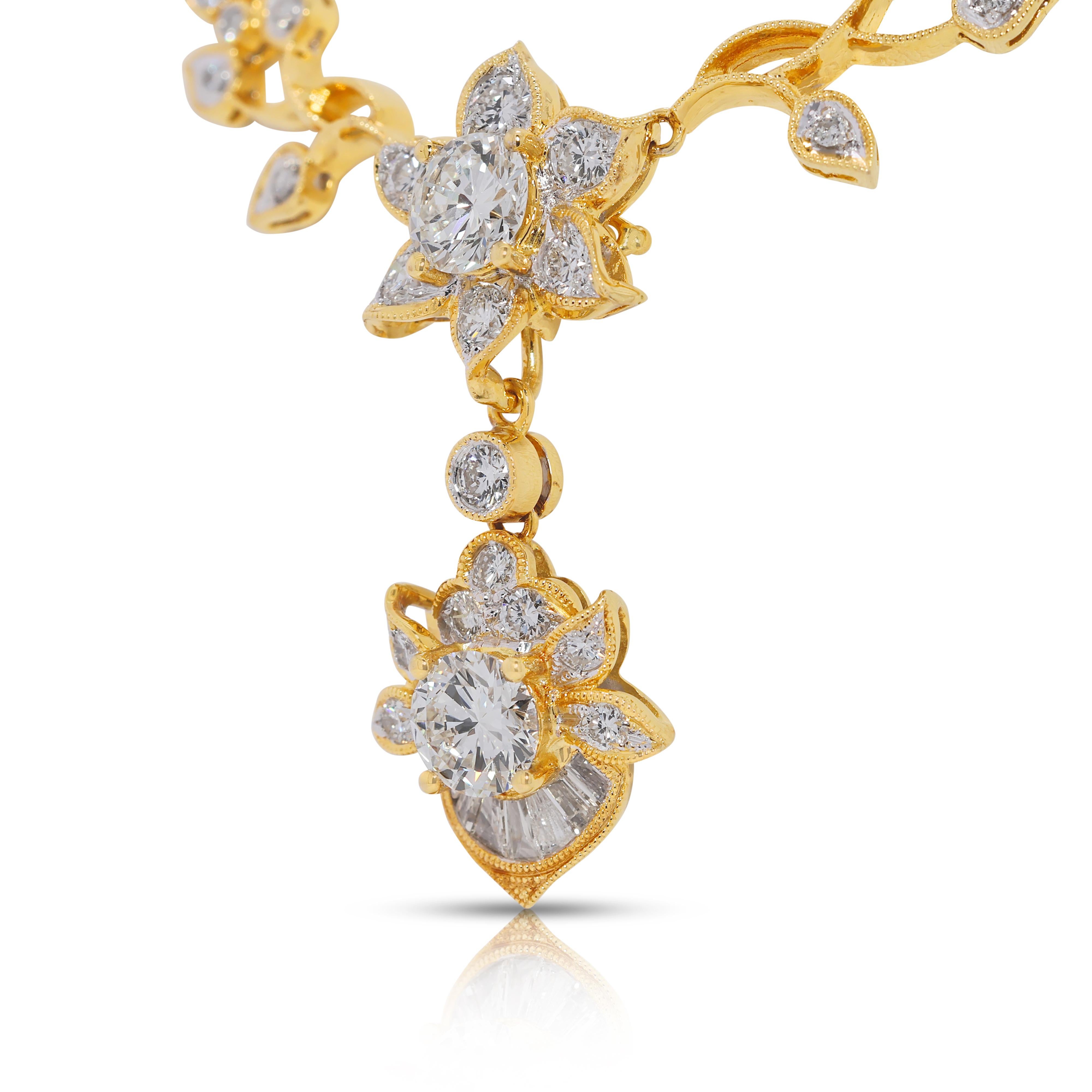 Accattivante collana floreale con diamanti naturali da 2,91 carati in oro giallo 18 carati in vendita 1