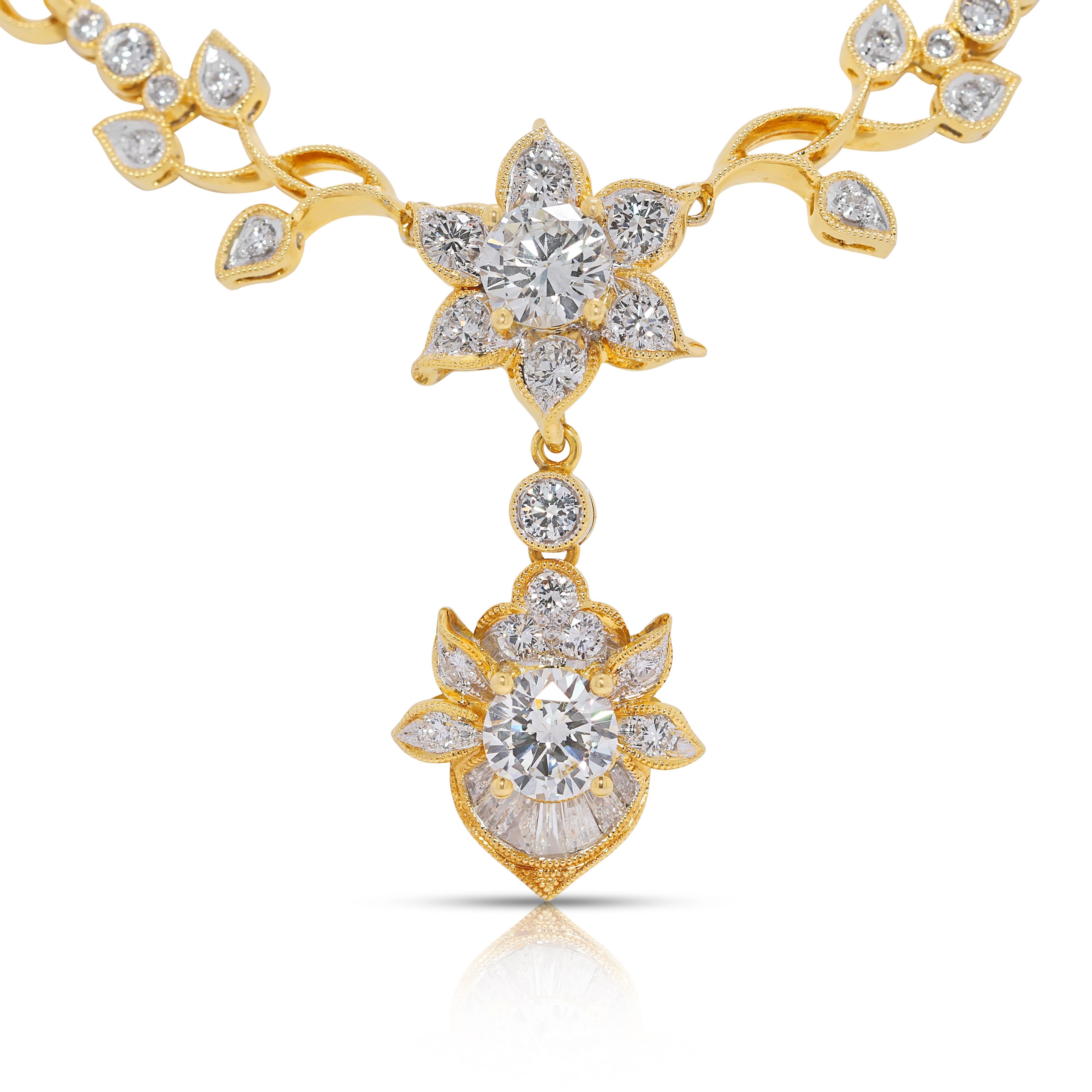 Accattivante collana floreale con diamanti naturali da 2,91 carati in oro giallo 18 carati in vendita 2