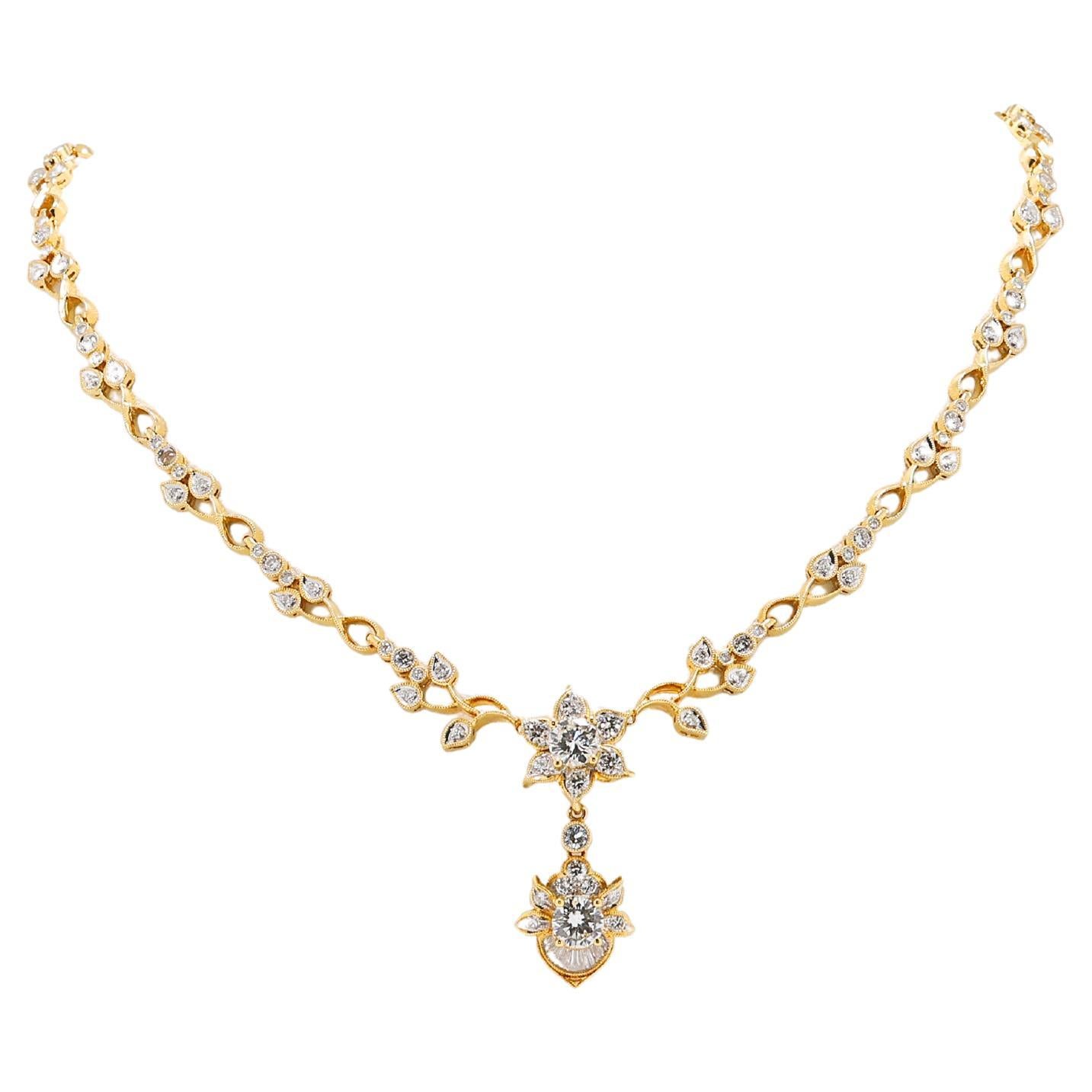 Accattivante collana floreale con diamanti naturali da 2,91 carati in oro giallo 18 carati in vendita