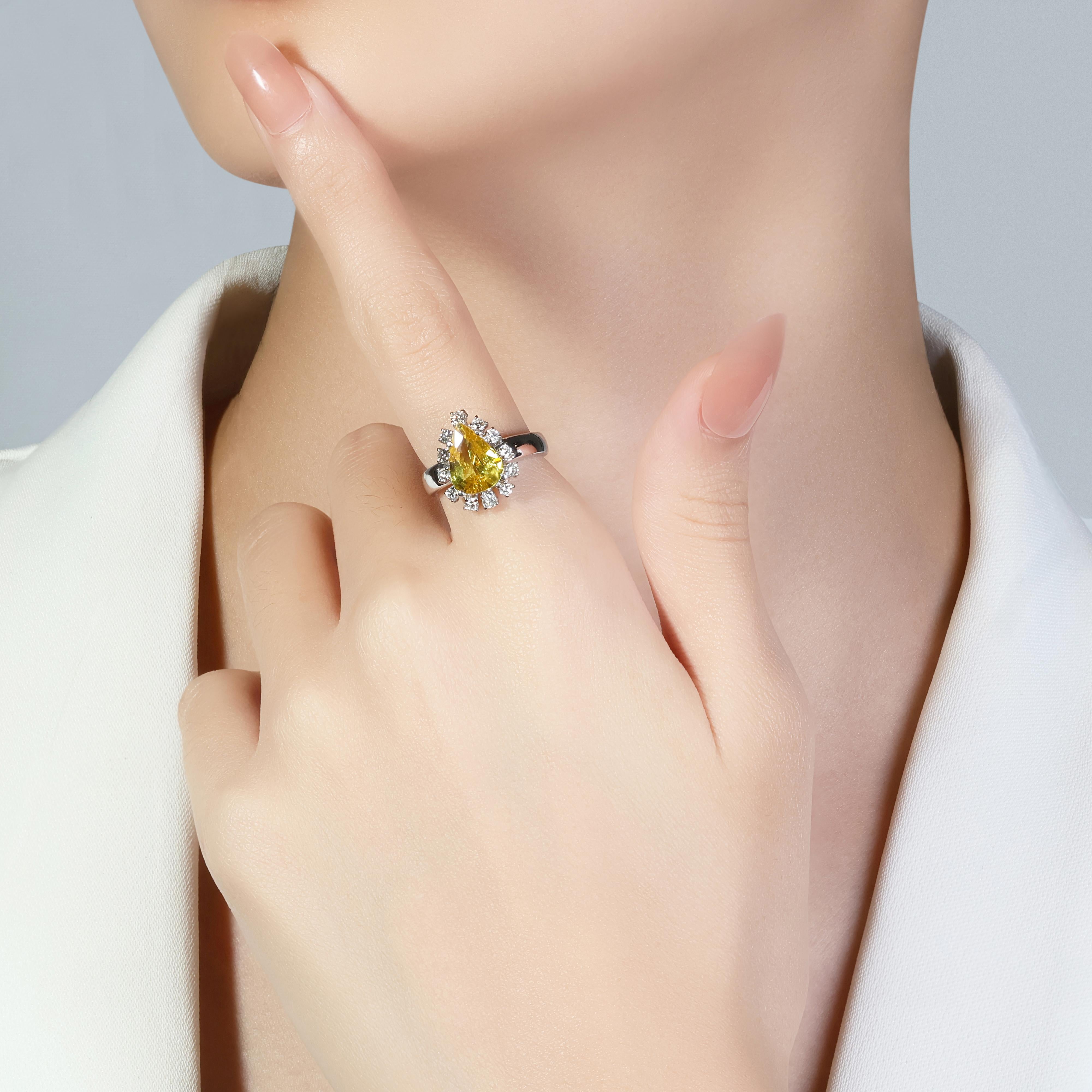 Eleva il tuo dito con questo splendido anello a raggiera in oro bianco 18 carati, che ha come centro un topazio giallo a forma di pera da 2,90 carati. Circondato da un'affascinante aureola di 12 diamanti tondi brillanti di colore H e purezza VS-SI,