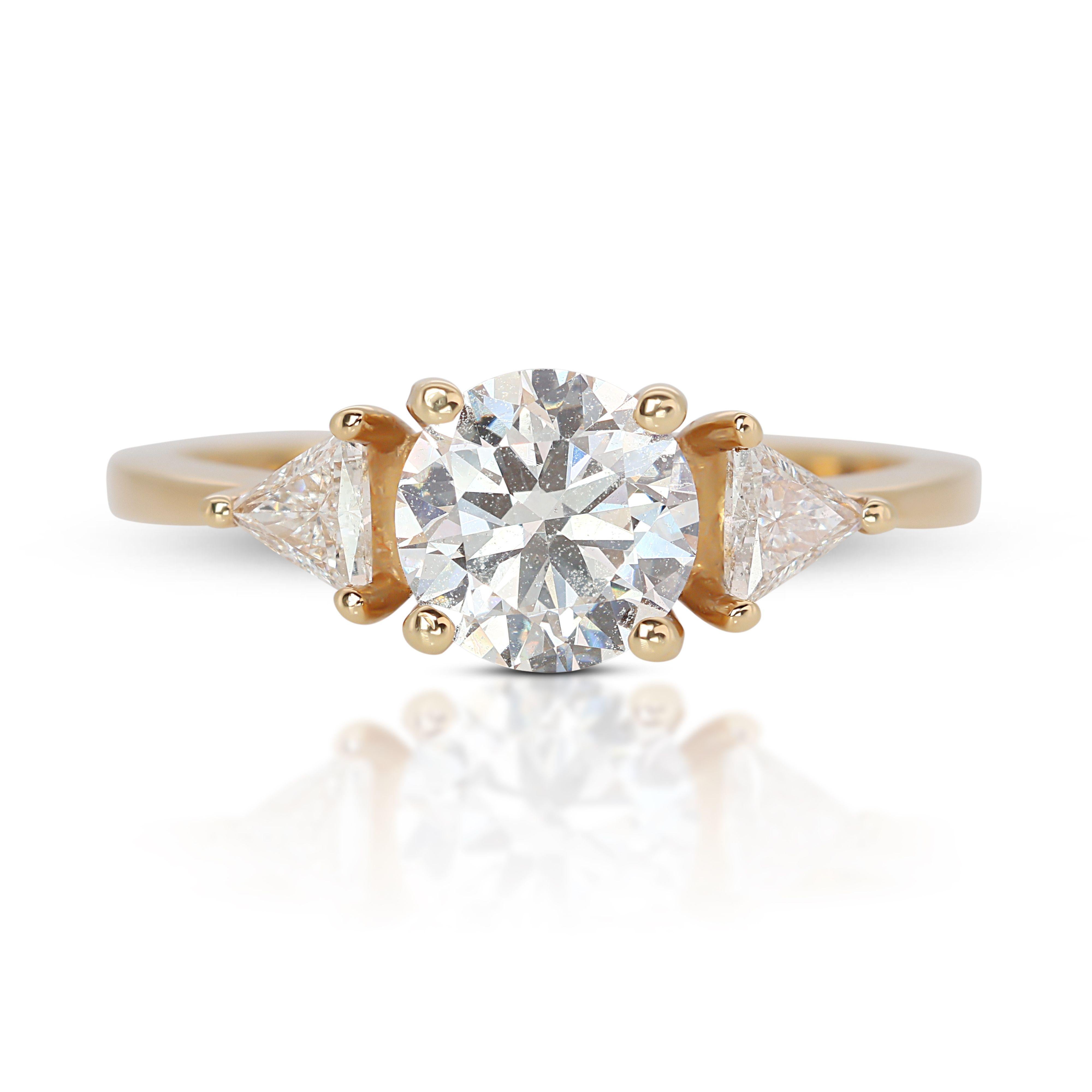 Round Cut Captivating 3-stone 1.21ct Diamond Ring set in 18K Yellow Gold For Sale