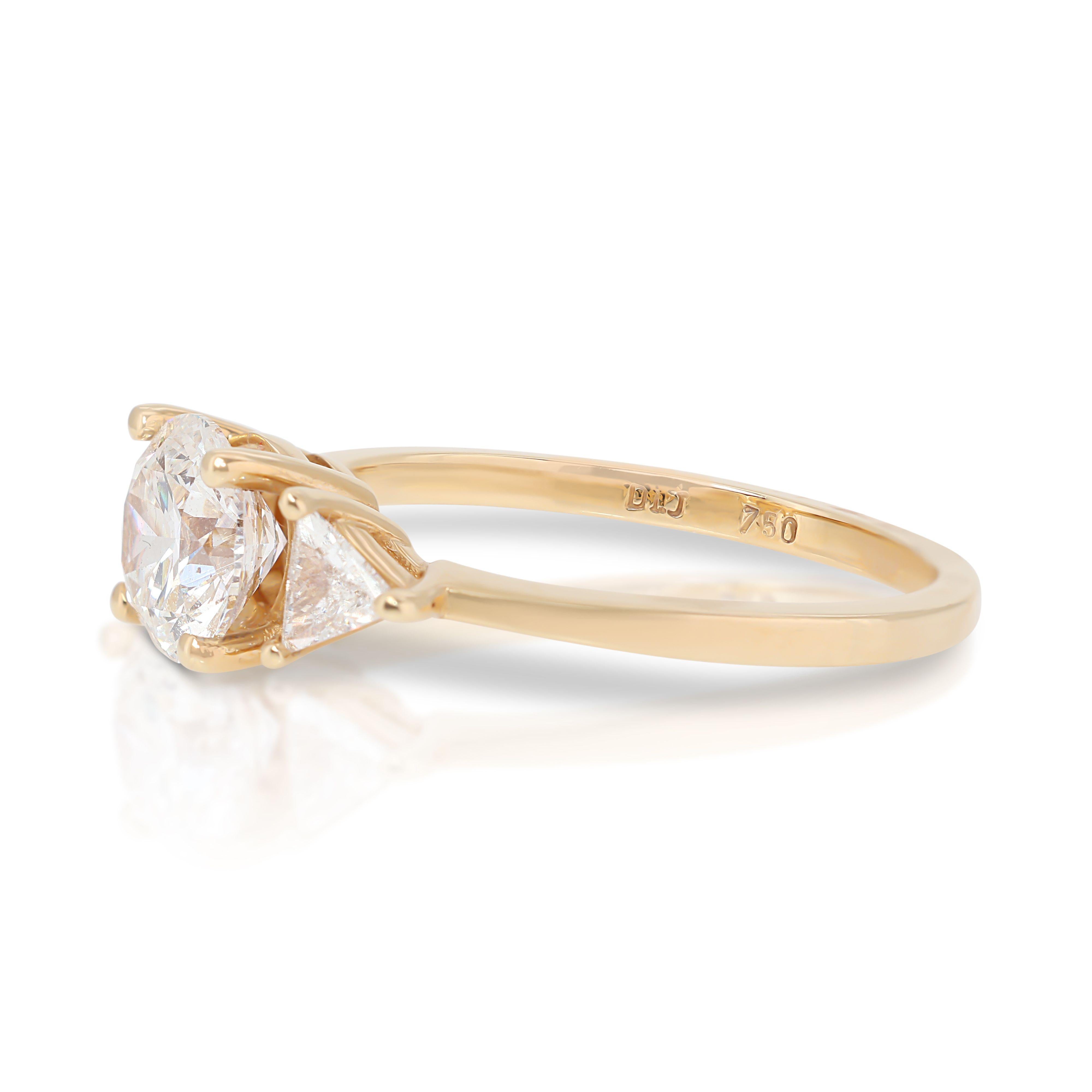 Captivating 3-stone 1.21ct Diamond Ring set in 18K Yellow Gold In New Condition For Sale In רמת גן, IL