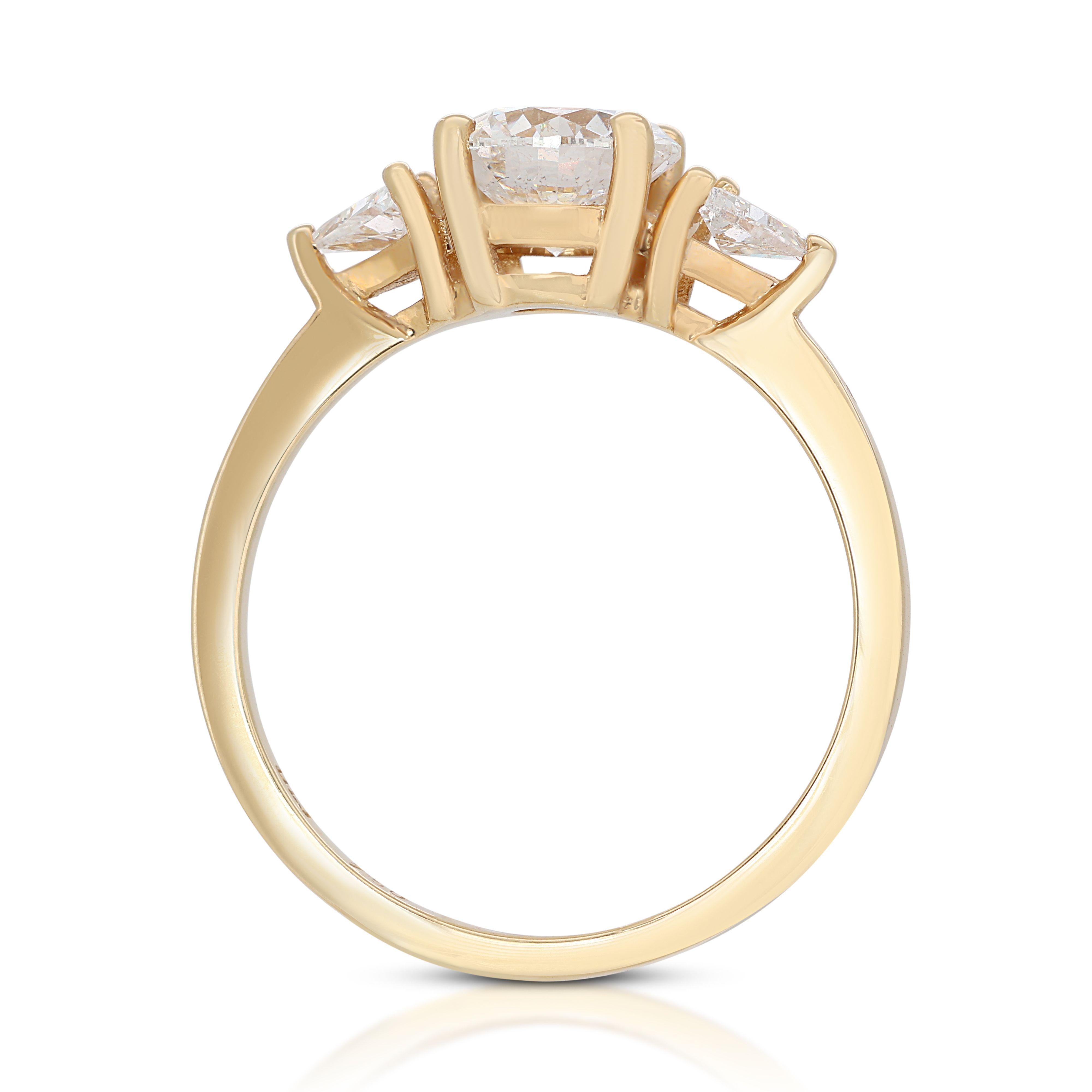 Captivating 3-stone 1.21ct Diamond Ring set in 18K Yellow Gold For Sale 1