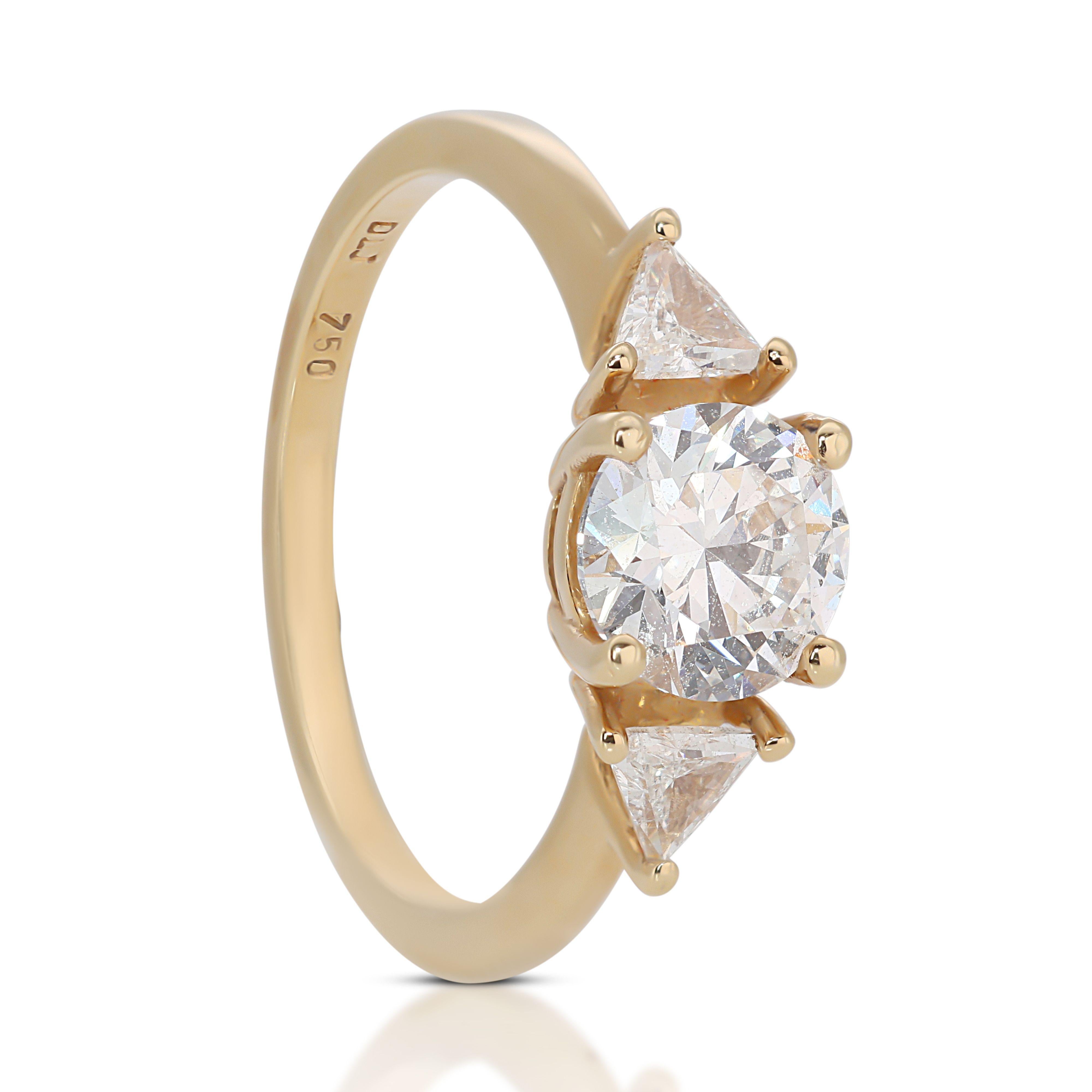 Captivating 3-stone 1.21ct Diamond Ring set in 18K Yellow Gold For Sale 3