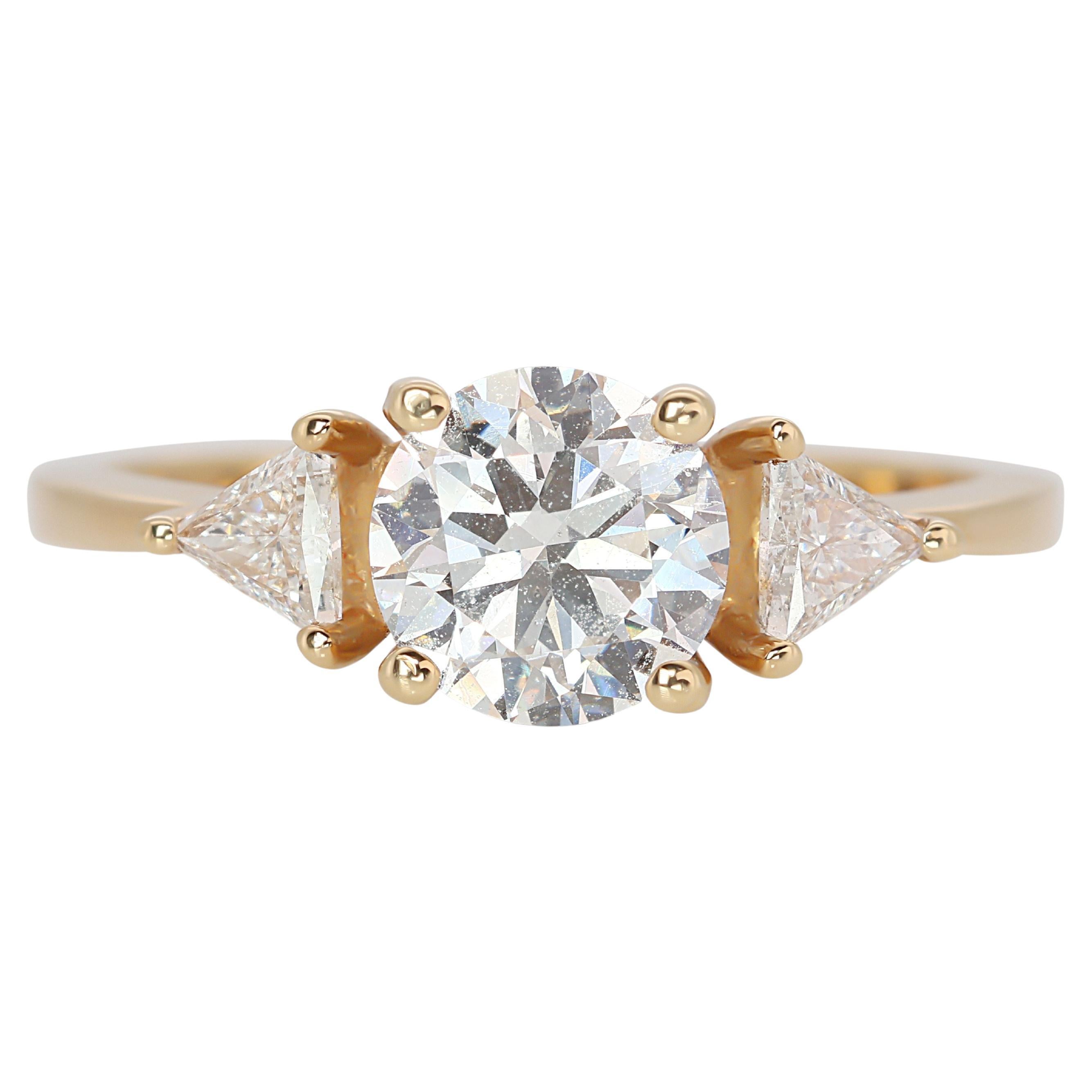 Captivating 3-stone 1.21ct Diamond Ring set in 18K Yellow Gold For Sale