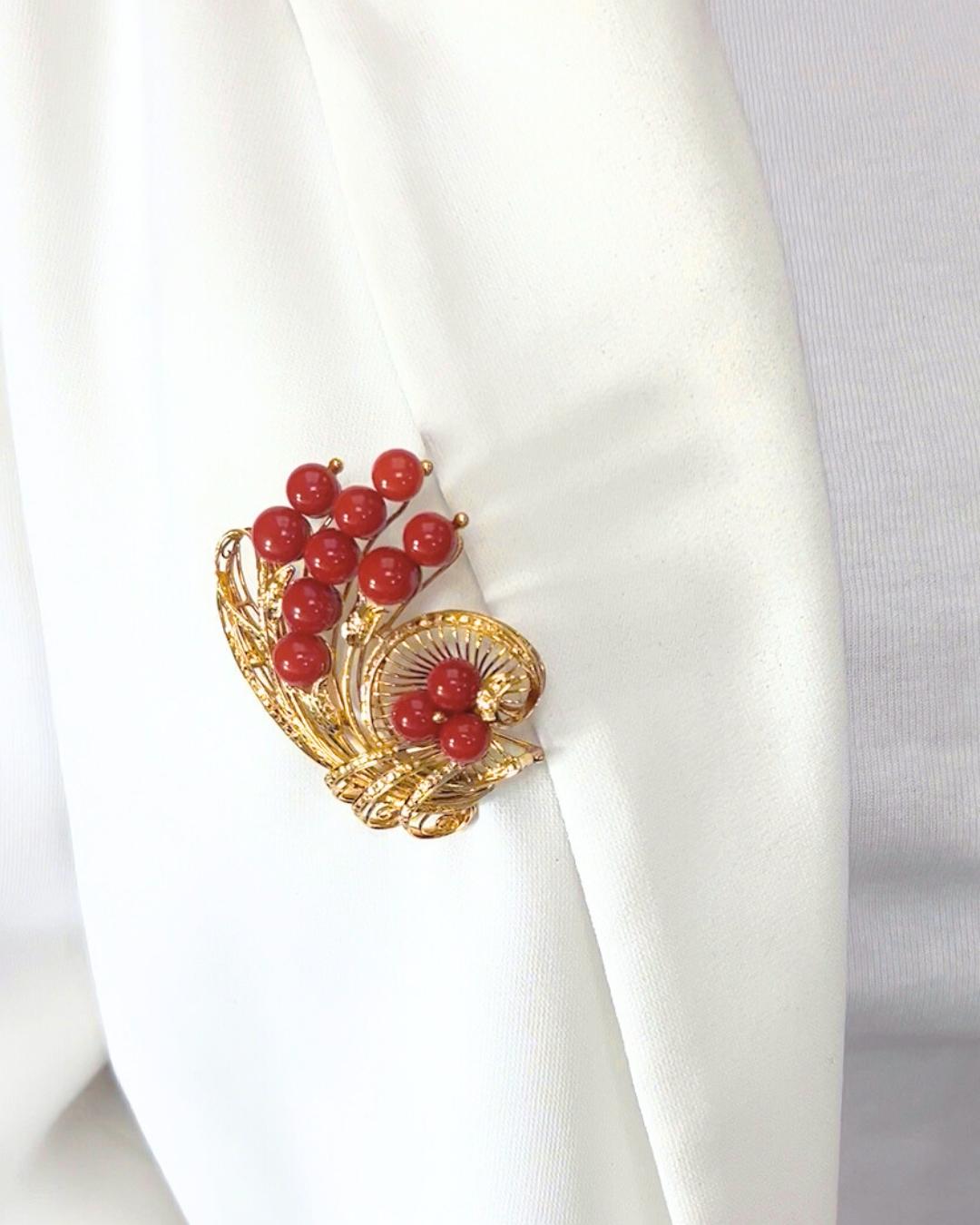 Captivating 30.00ct Corals Brooch in 18k Yellow Gold - IGI Certified

Celebrate the timeless beauty with this exquisite brooch, artfully crafted in glowing 18k yellow gold. Featuring 12 round red-brown corals totaling 30.00 carats, each coral