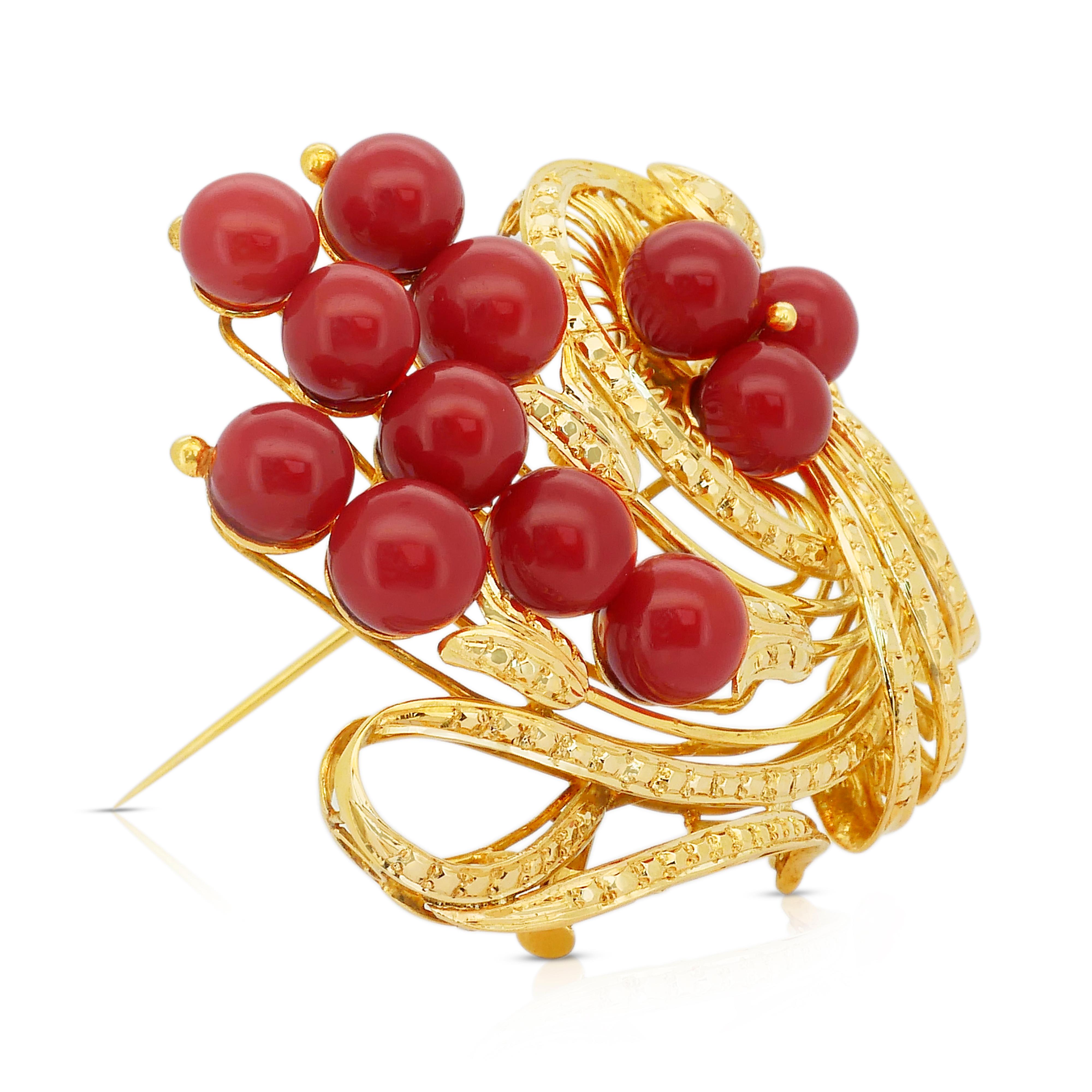 Captivating 30.00ct Corals Brooch in 18k Yellow Gold - IGI Certified In New Condition For Sale In רמת גן, IL