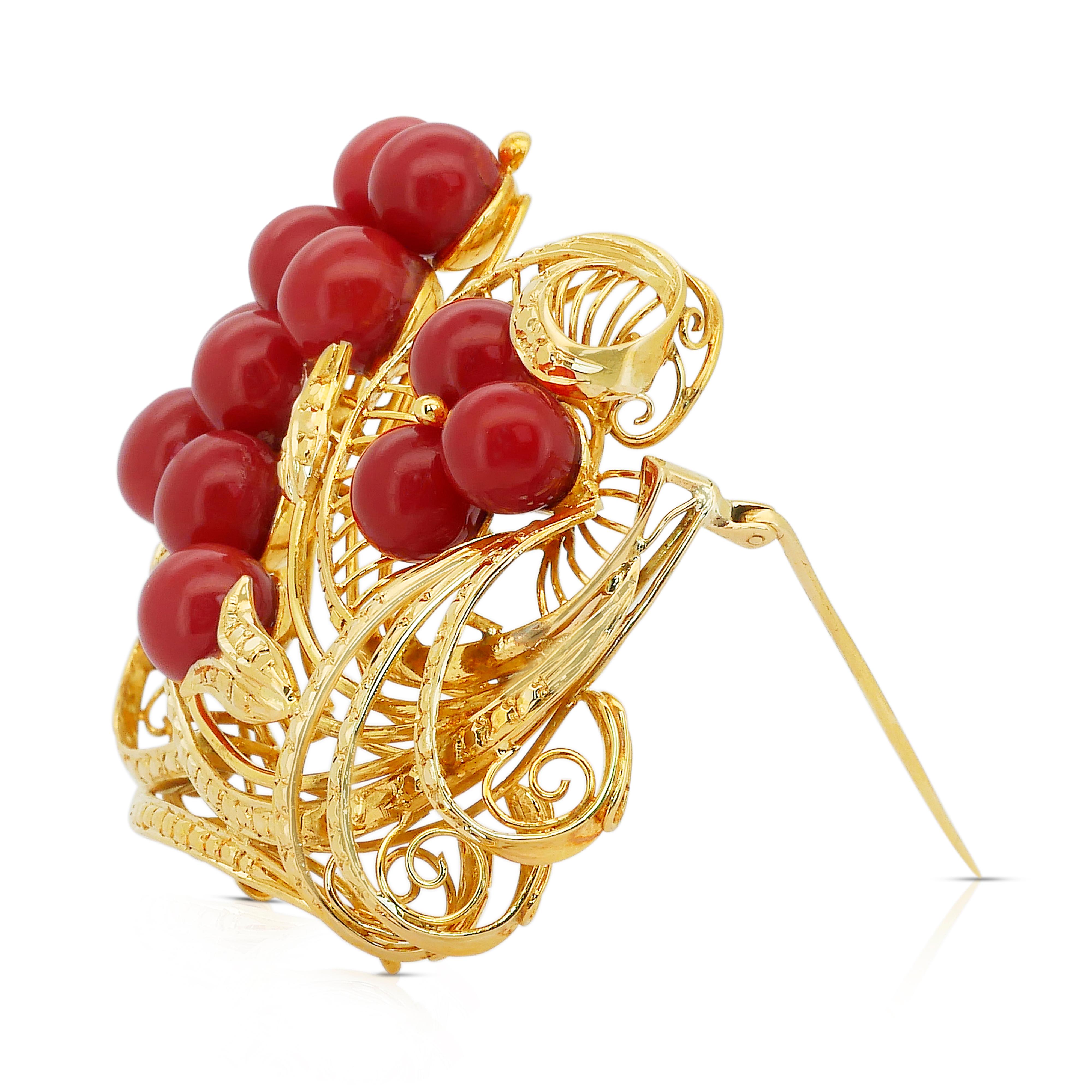 Captivating 30.00ct Corals Brooch in 18k Yellow Gold - IGI Certified For Sale 1