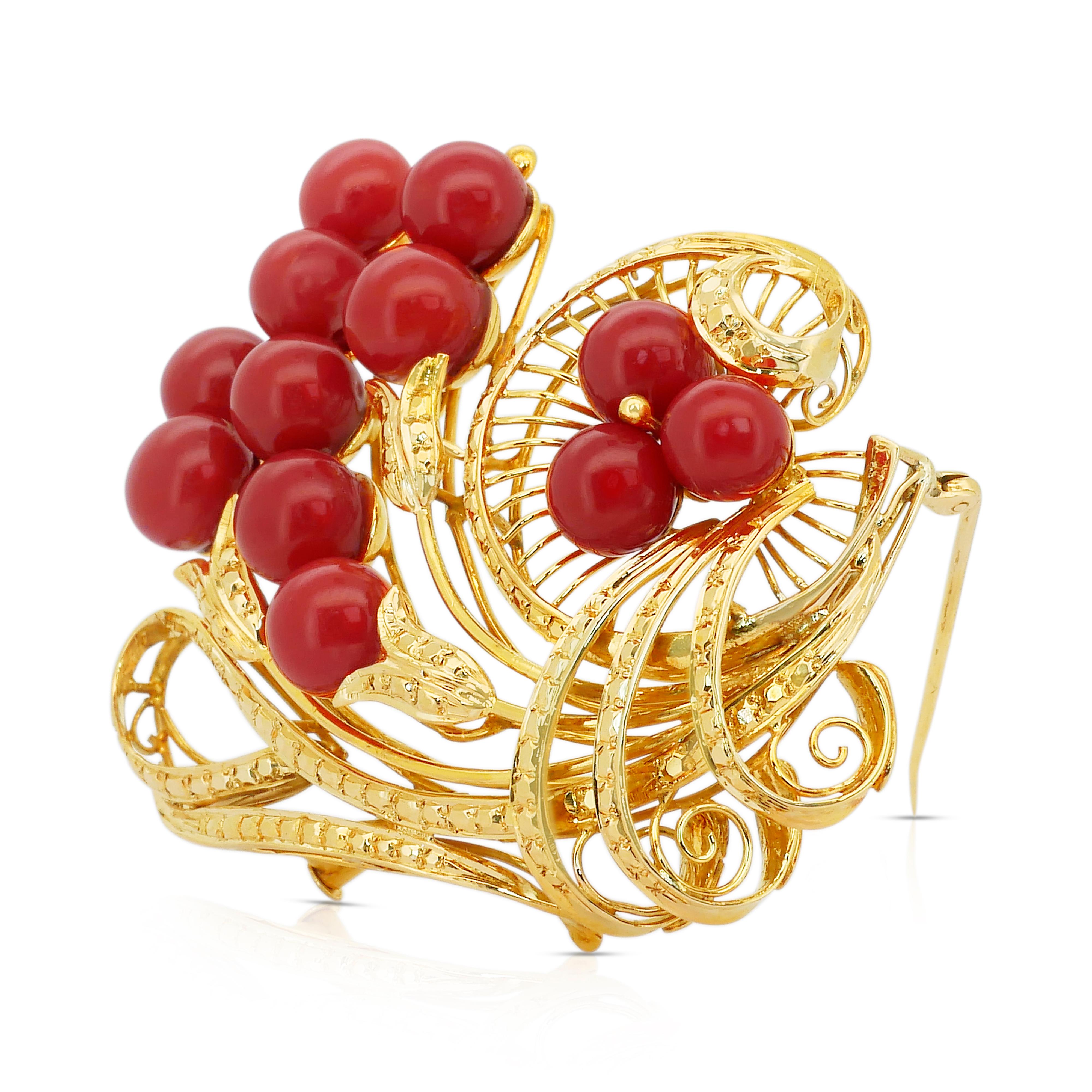Captivating 30.00ct Corals Brooch in 18k Yellow Gold - IGI Certified For Sale 3