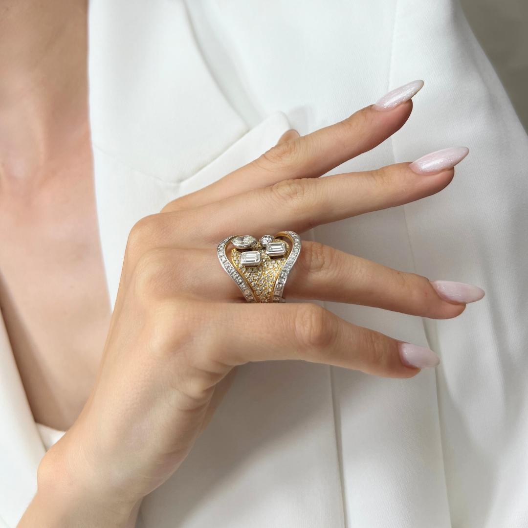 Captivating 3.03ct Diamonds Cocktail Ring in 14k Yellow Gold - IGI Certified For Sale 5