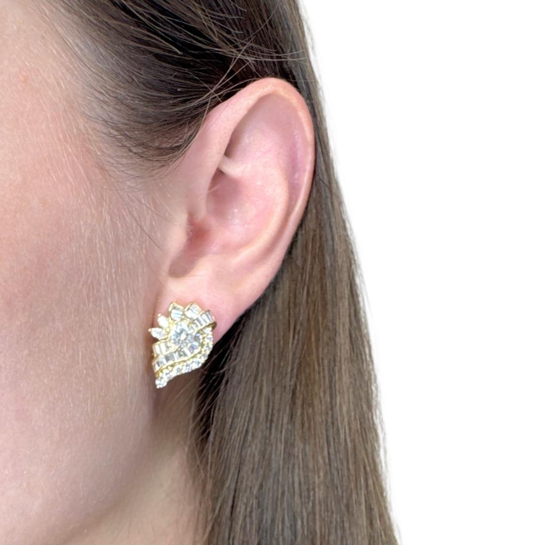 Cautivadores Pendientes Racimo de Diamantes de 3,11ct en Oro Amarillo de 18k - Certificado IGI

Estos exquisitos pendientes muestran una cautivadora disposición de diamantes redondos, marquesa y cónicos que suman un total de 3,11 quilates, todos