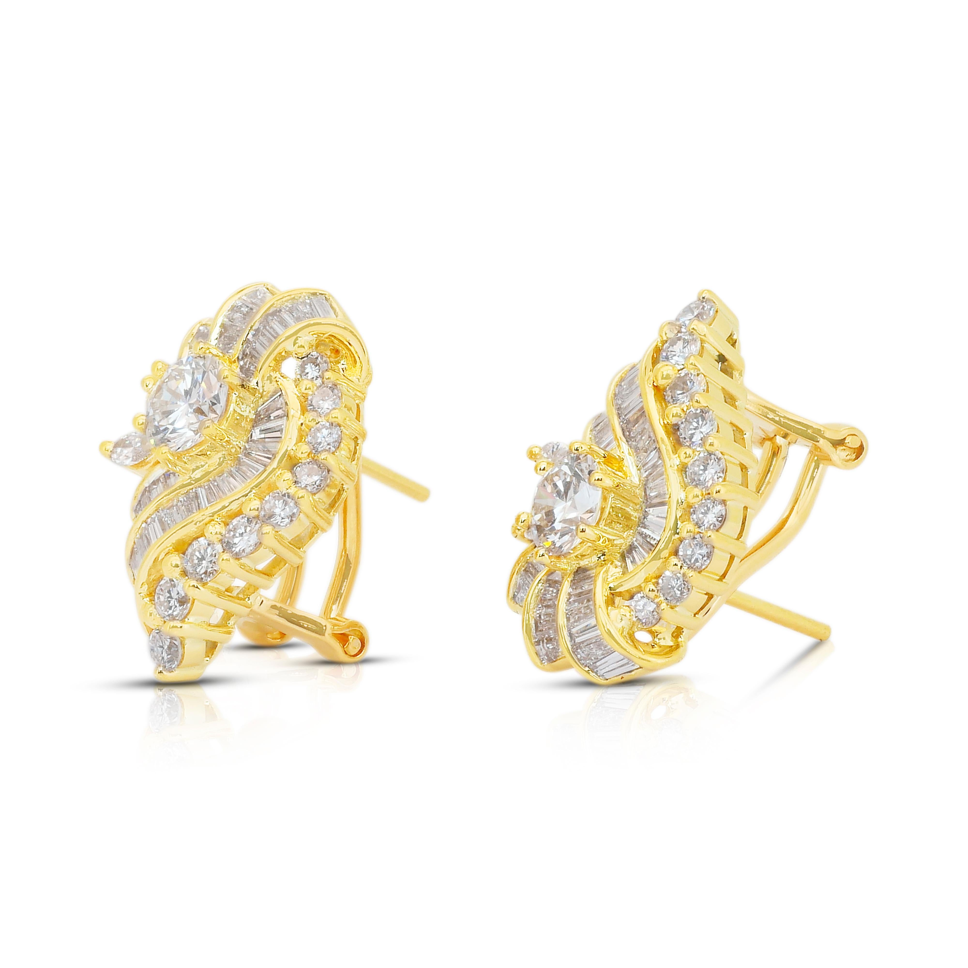 Cautivadores Pendientes Racimo de Diamantes de 3,11ct en Oro Amarillo de 18k - Certificado IGI en Nuevo estado para la venta en רמת גן, IL