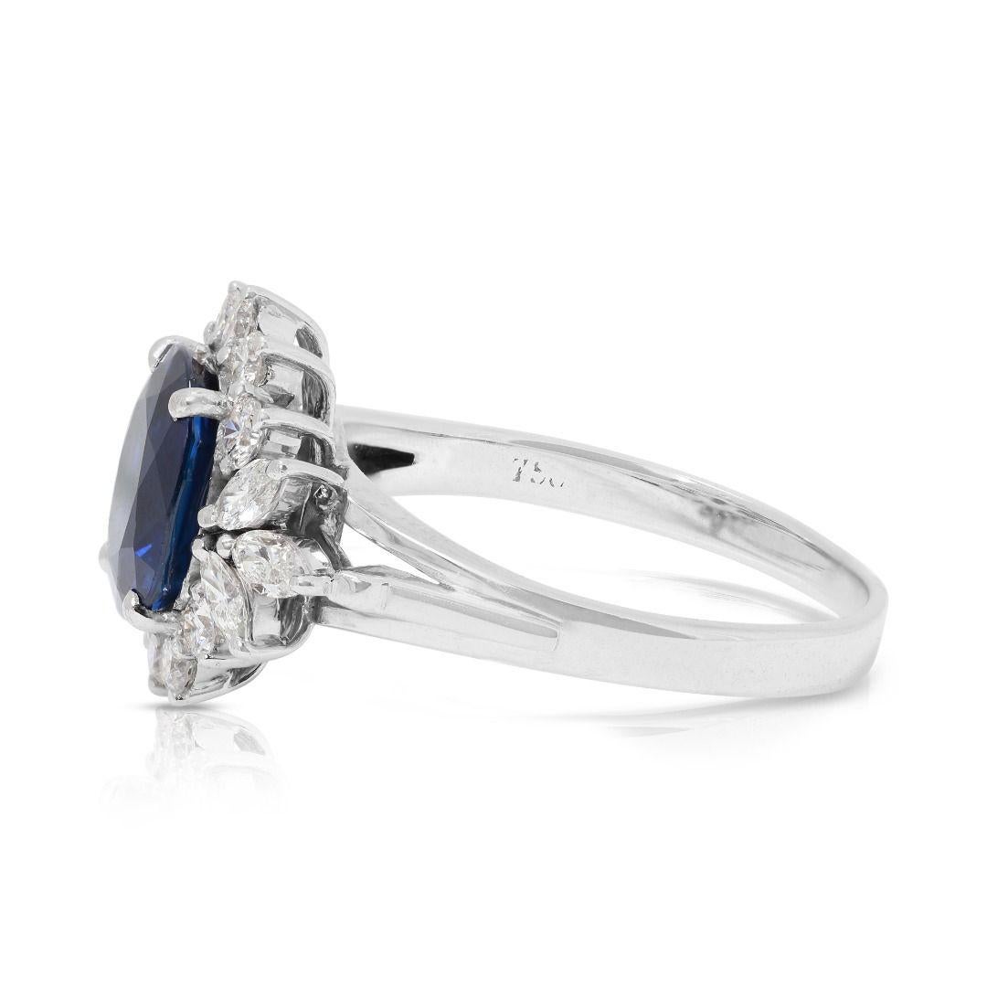 Bezaubernder 3,24 Karat Saphir und Diamanten-Cluster-Ring aus 18 Karat Weißgold (Ovalschliff) im Angebot