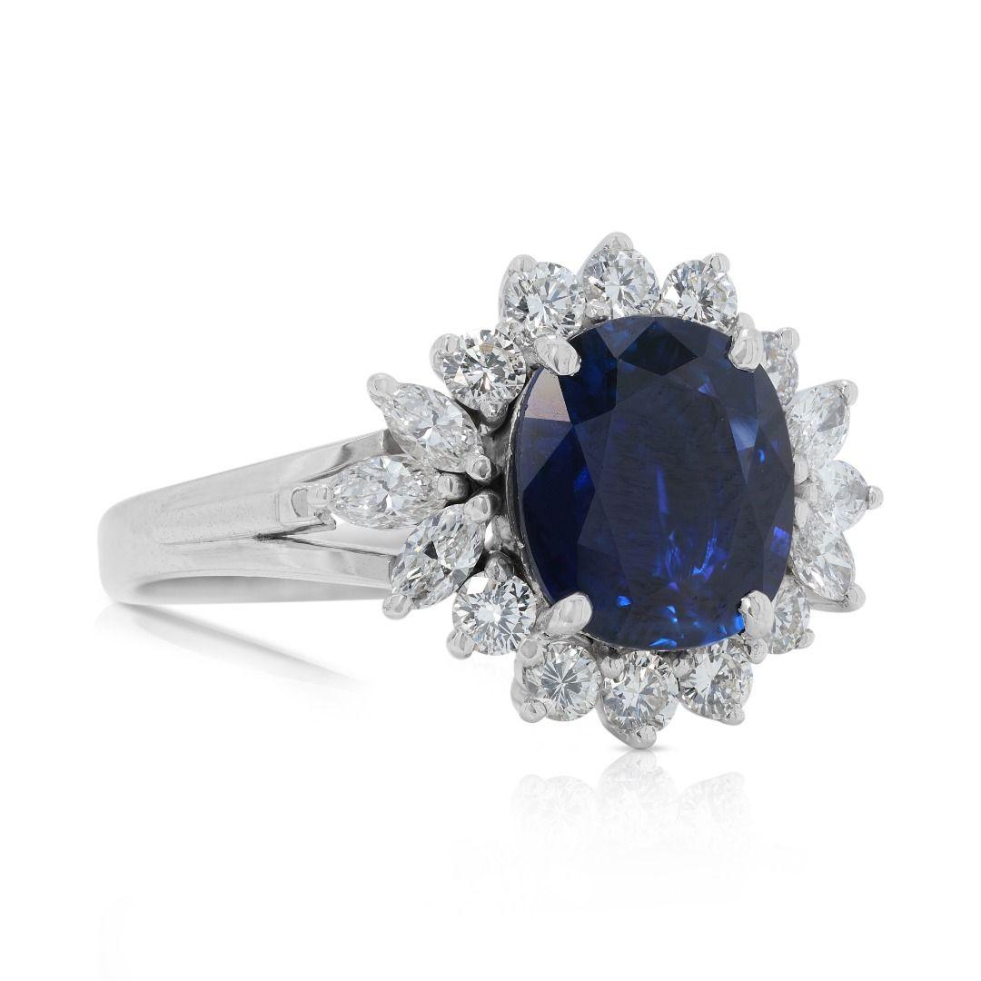 Bezaubernder 3,24 Karat Saphir und Diamanten-Cluster-Ring aus 18 Karat Weißgold im Zustand „Hervorragend“ im Angebot in רמת גן, IL